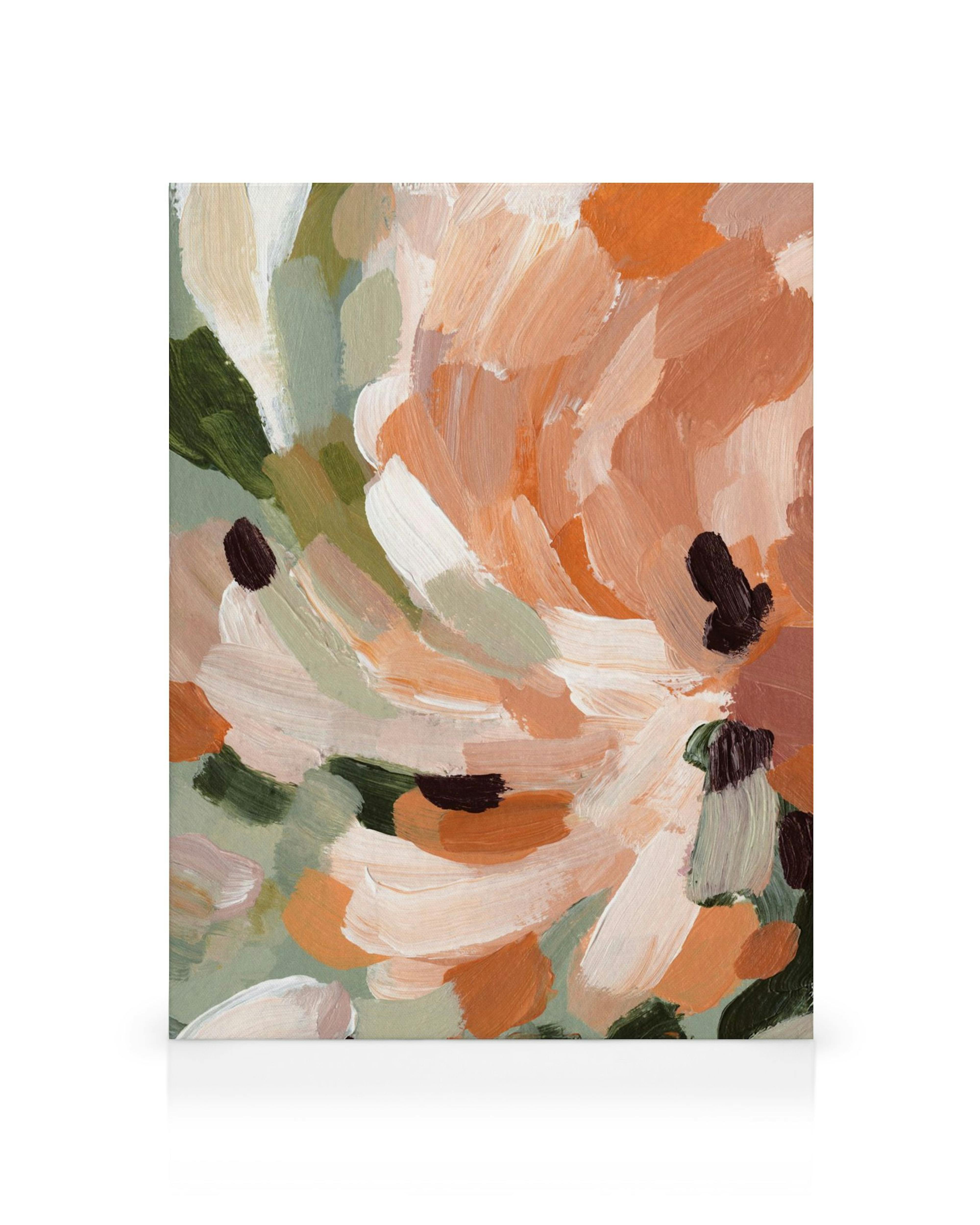 Abstract canvas met oranje, roze, wit, bruin en groene penseelstreken die een bloem vormen op een lichtgroene achtergrond.