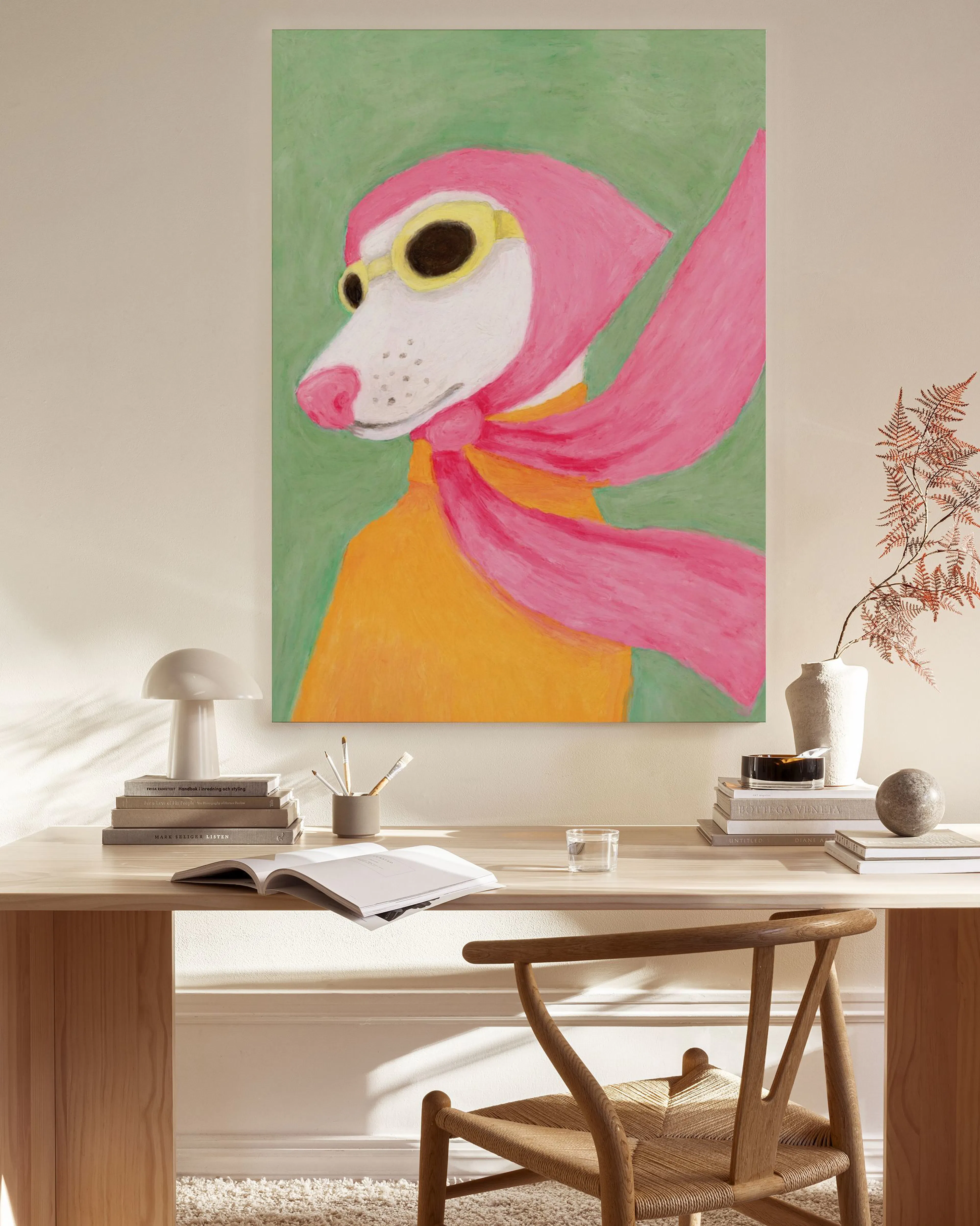 Stampa su tela con cane dal muso bianco, occhiali gialli e foulard rosa, appesa in un soggiorno moderno.