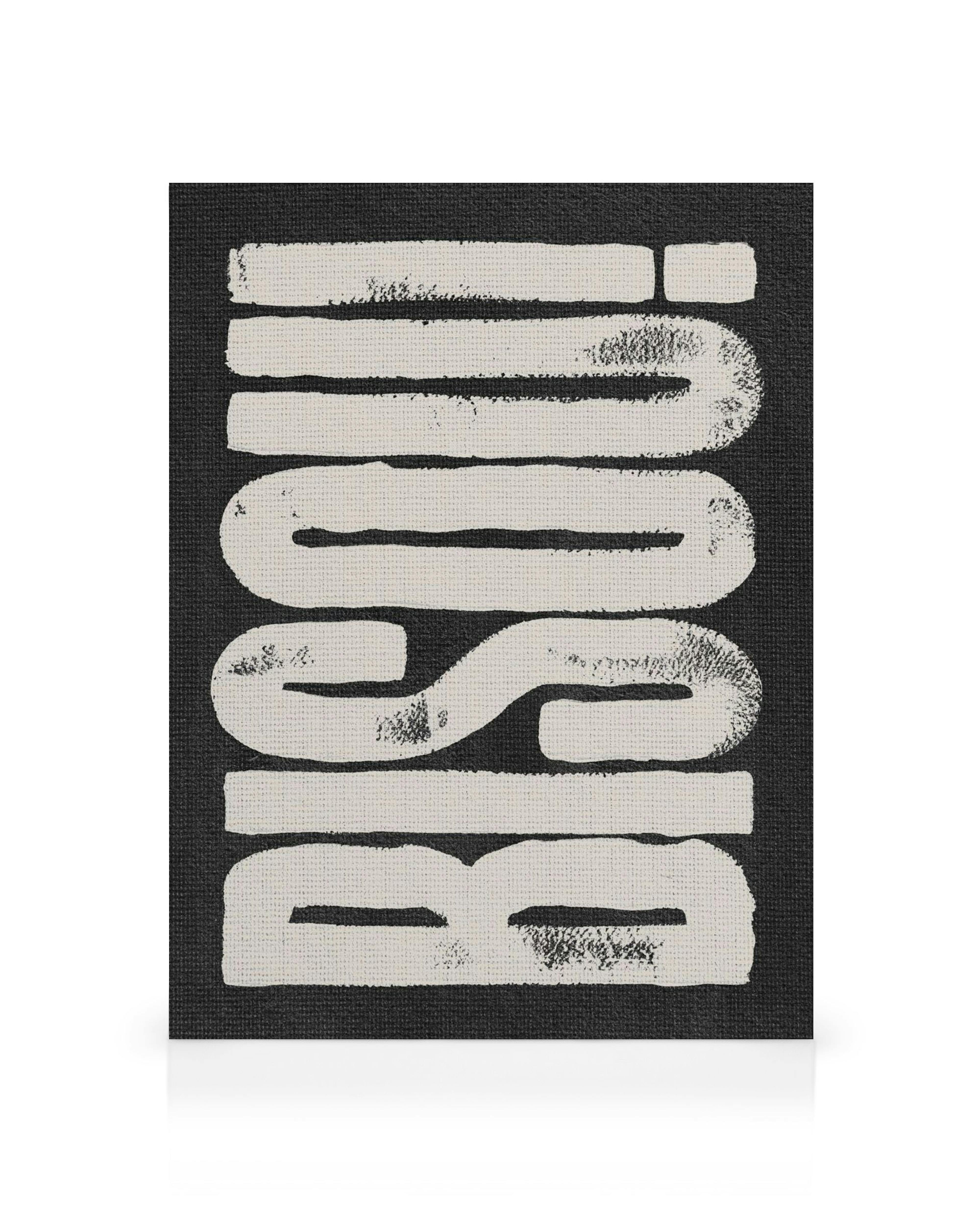 Bisou!-kanvaasi, jossa mustalla pohjalla valkoinen teksti BISOU! rohkealla, karkealla kirjasintyylillä.