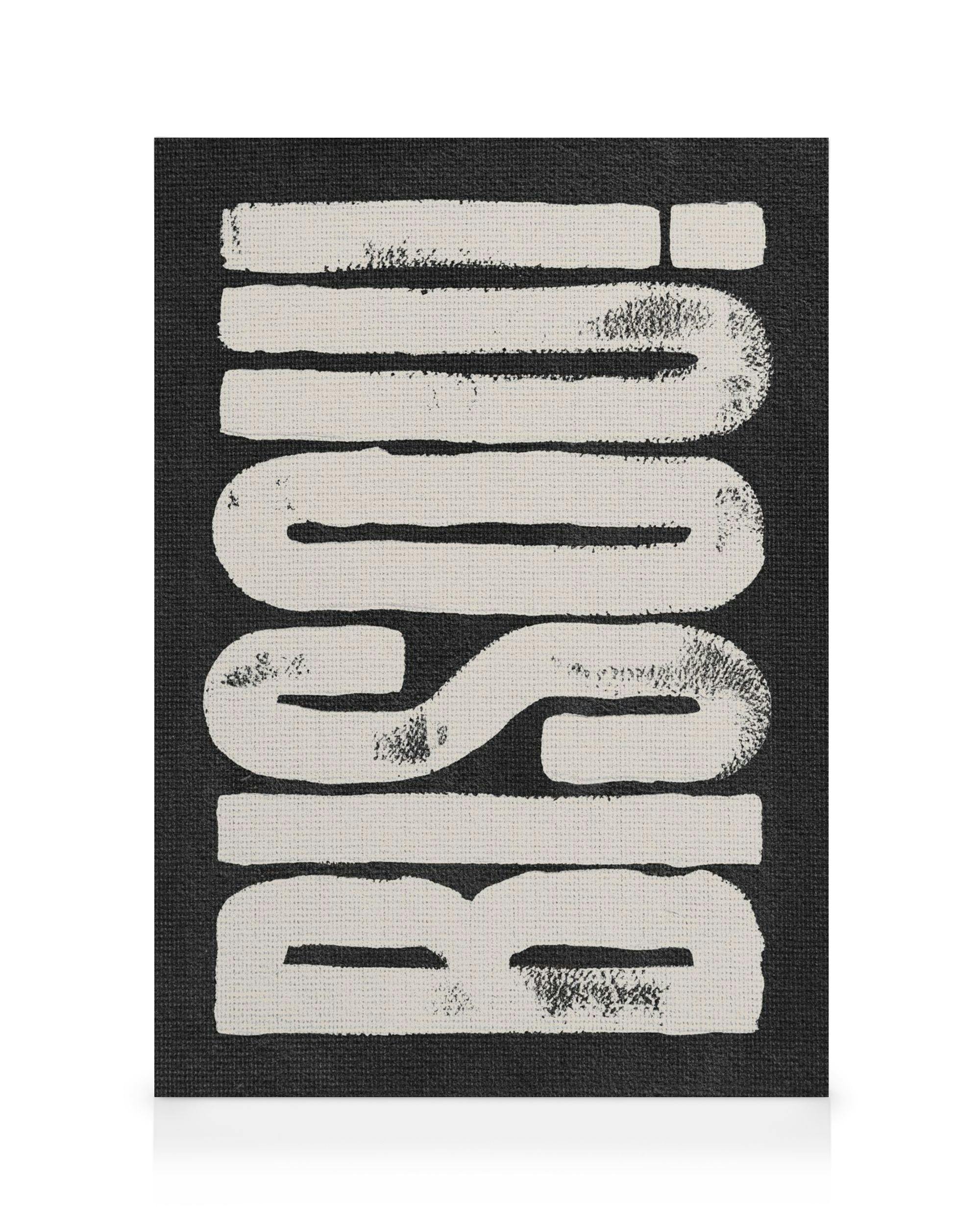 Černobílý nápis BISOU na plátně s hrubou texturou, minimalistický styl.