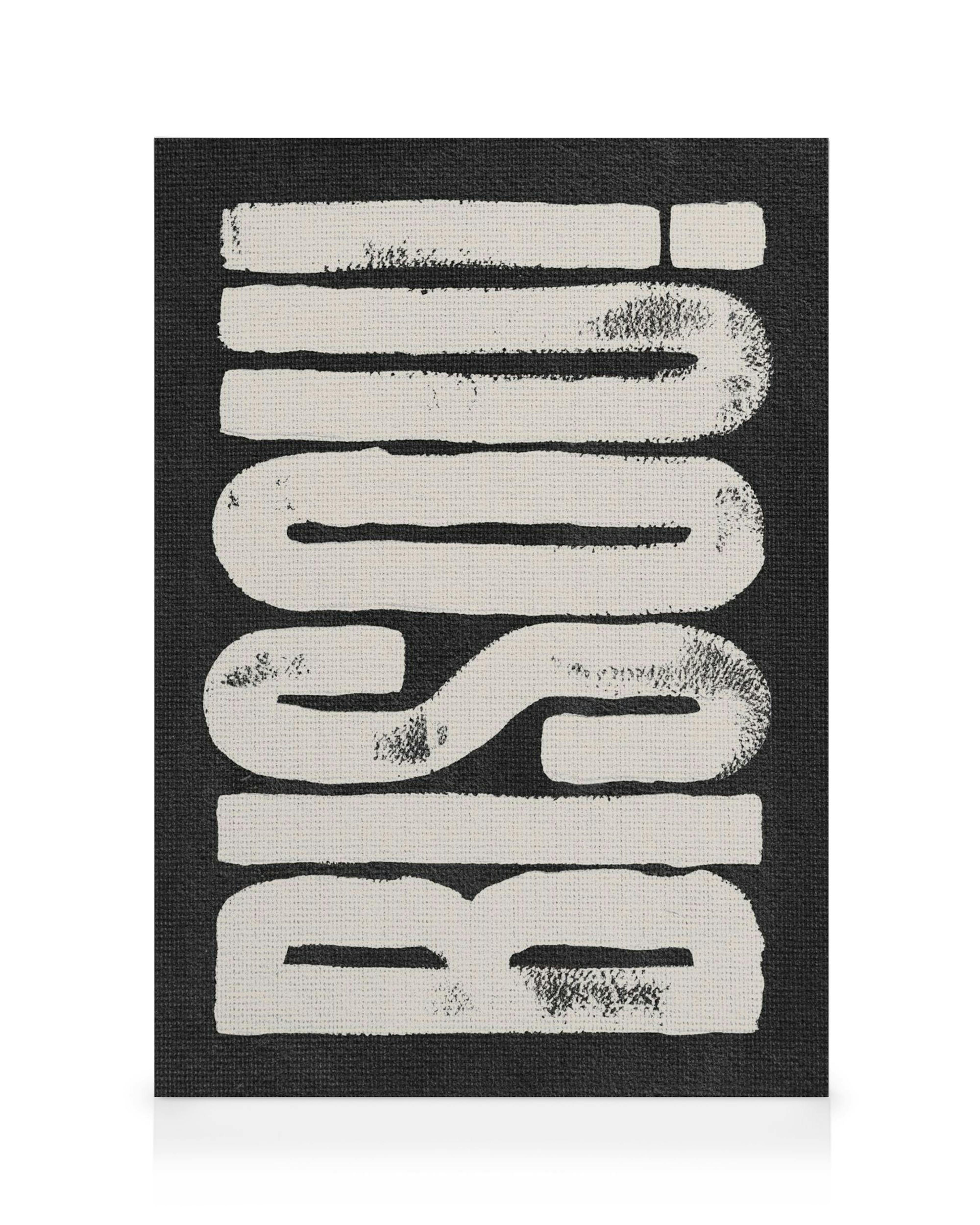Černobílý nápis BISOU na plátně s hrubou texturou, minimalistický styl.