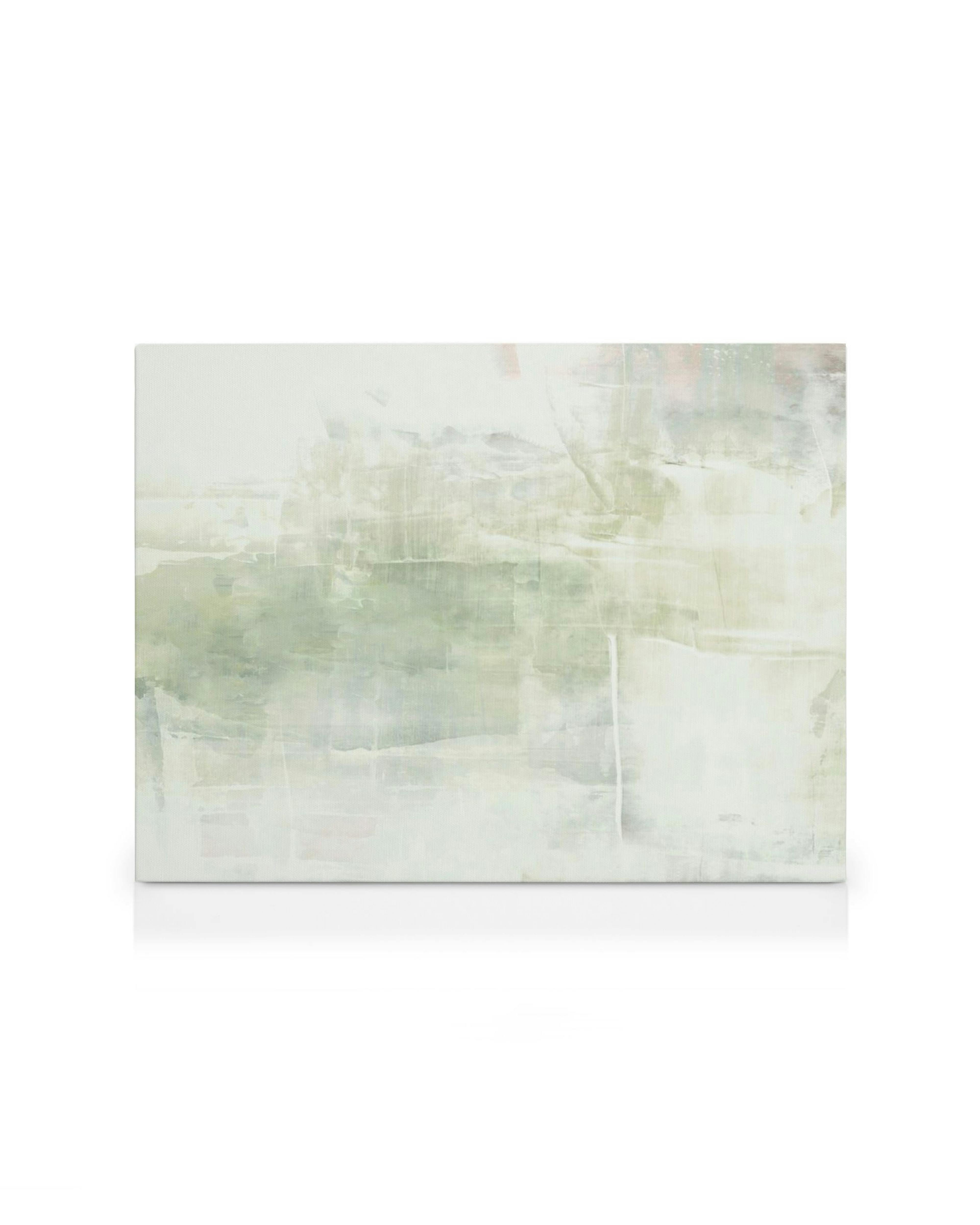 Lienzo abstracto con texturas desgastadas en verdes, blancos, marrones y toques rojos, evocando una pared envejecida.