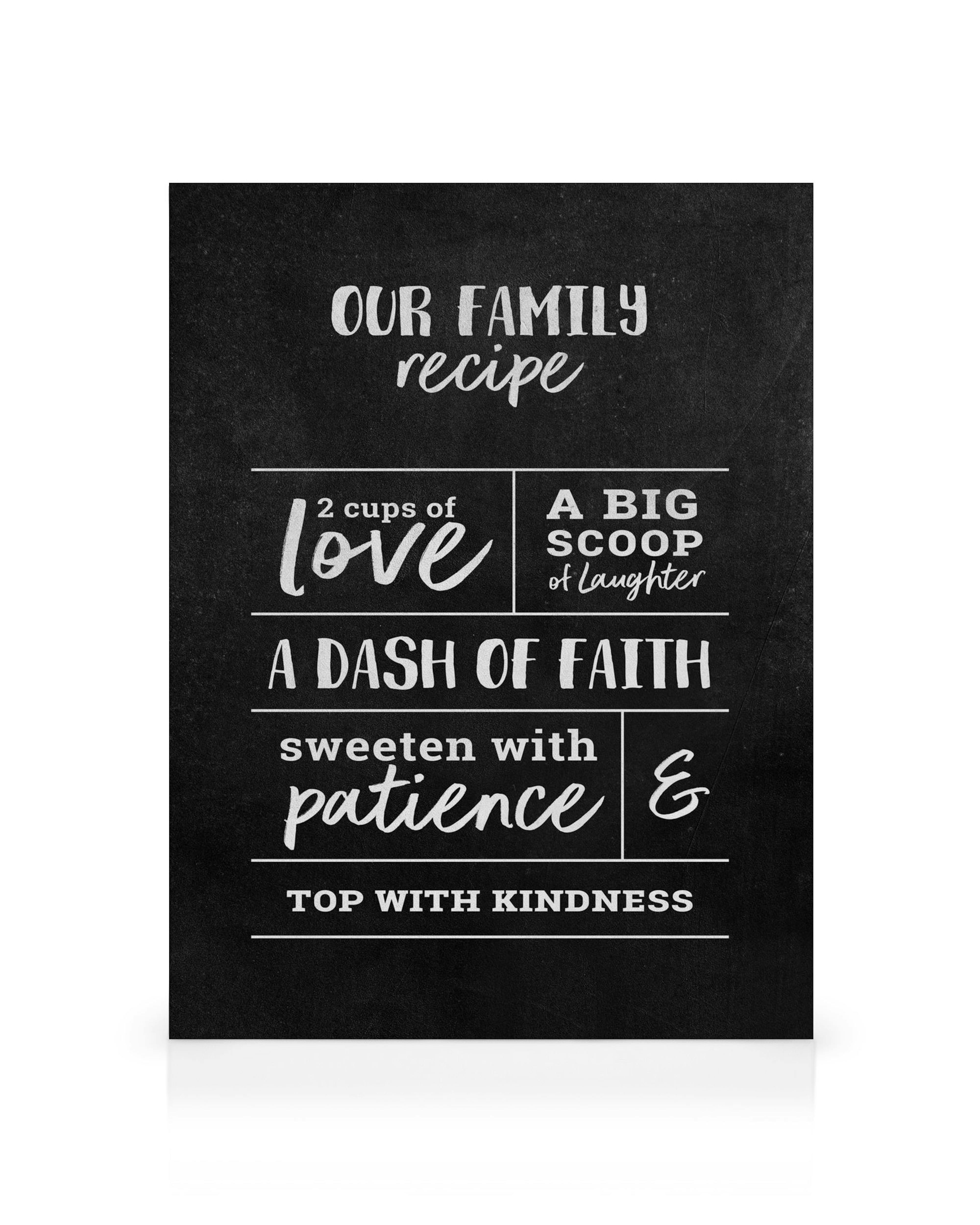 Toile noire avec texte blanc La recette de notre famille, incluant amour, rire, foi, patience et gentillesse. Typographie variée