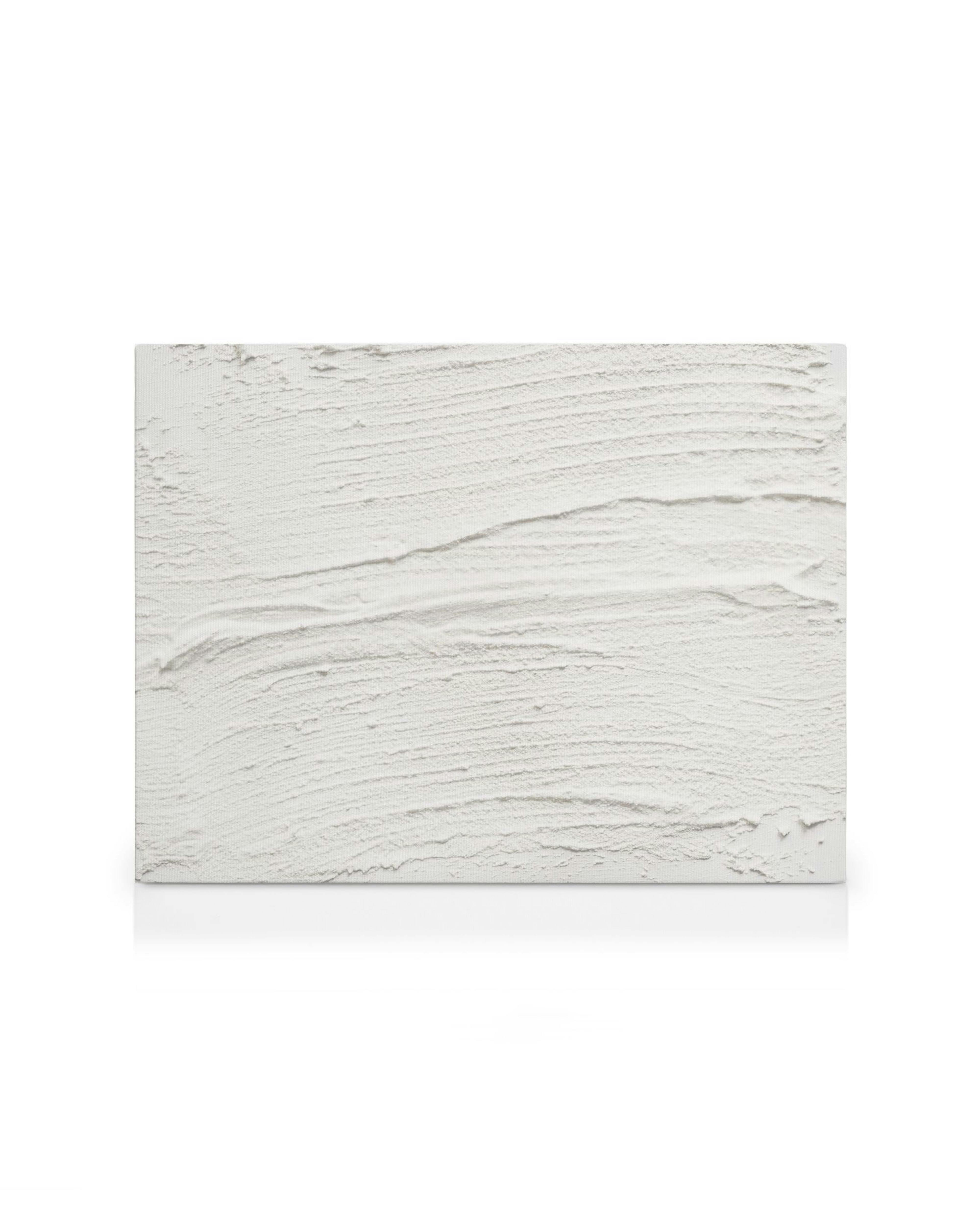 Vit canvastavla med horisontella penseldrag och textur, minimalistisk modern design.