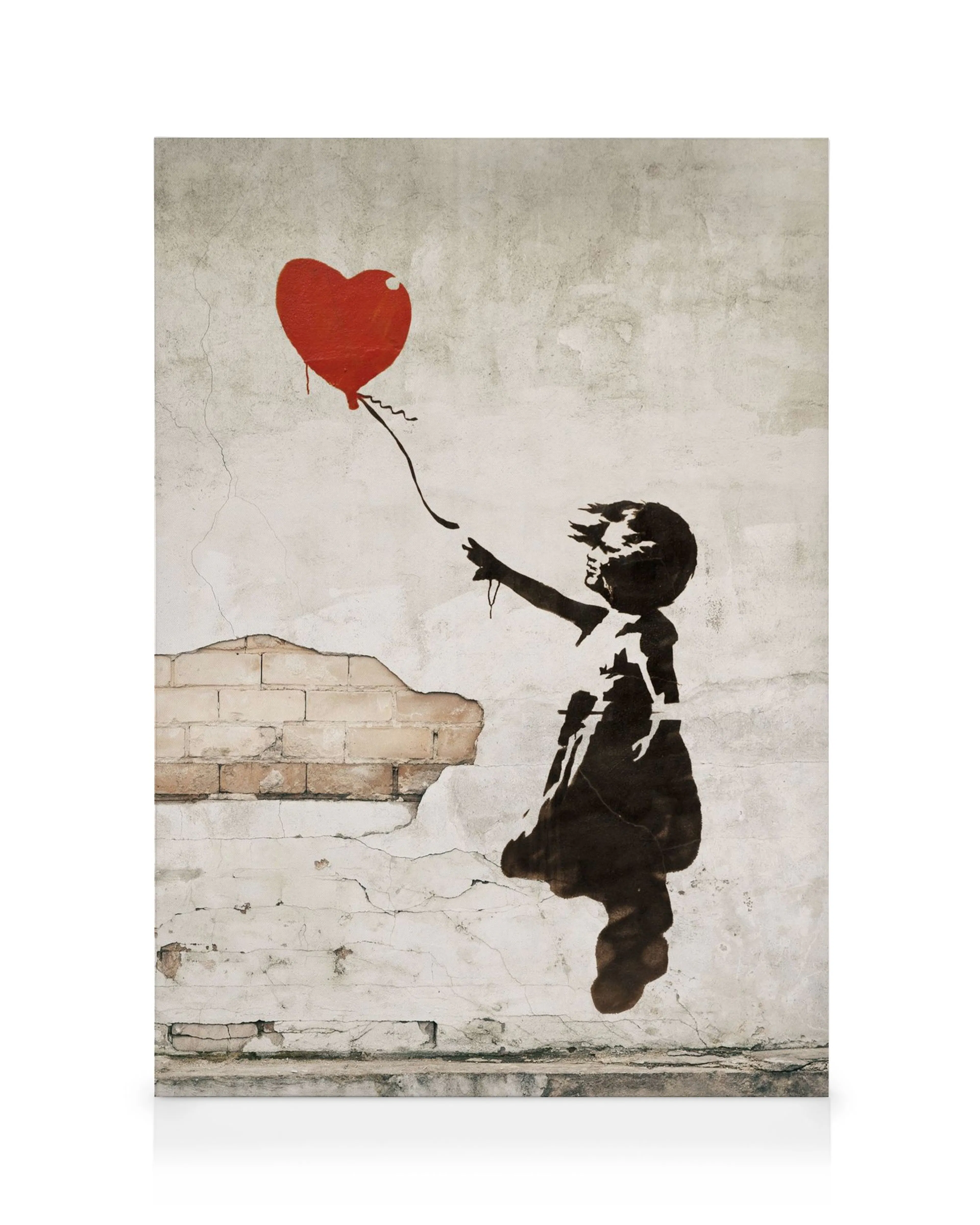 Toile montrant une fille qui lâche un ballon cœur rouge, sur un mur gris avec des briques apparentes, en gris et bleu.