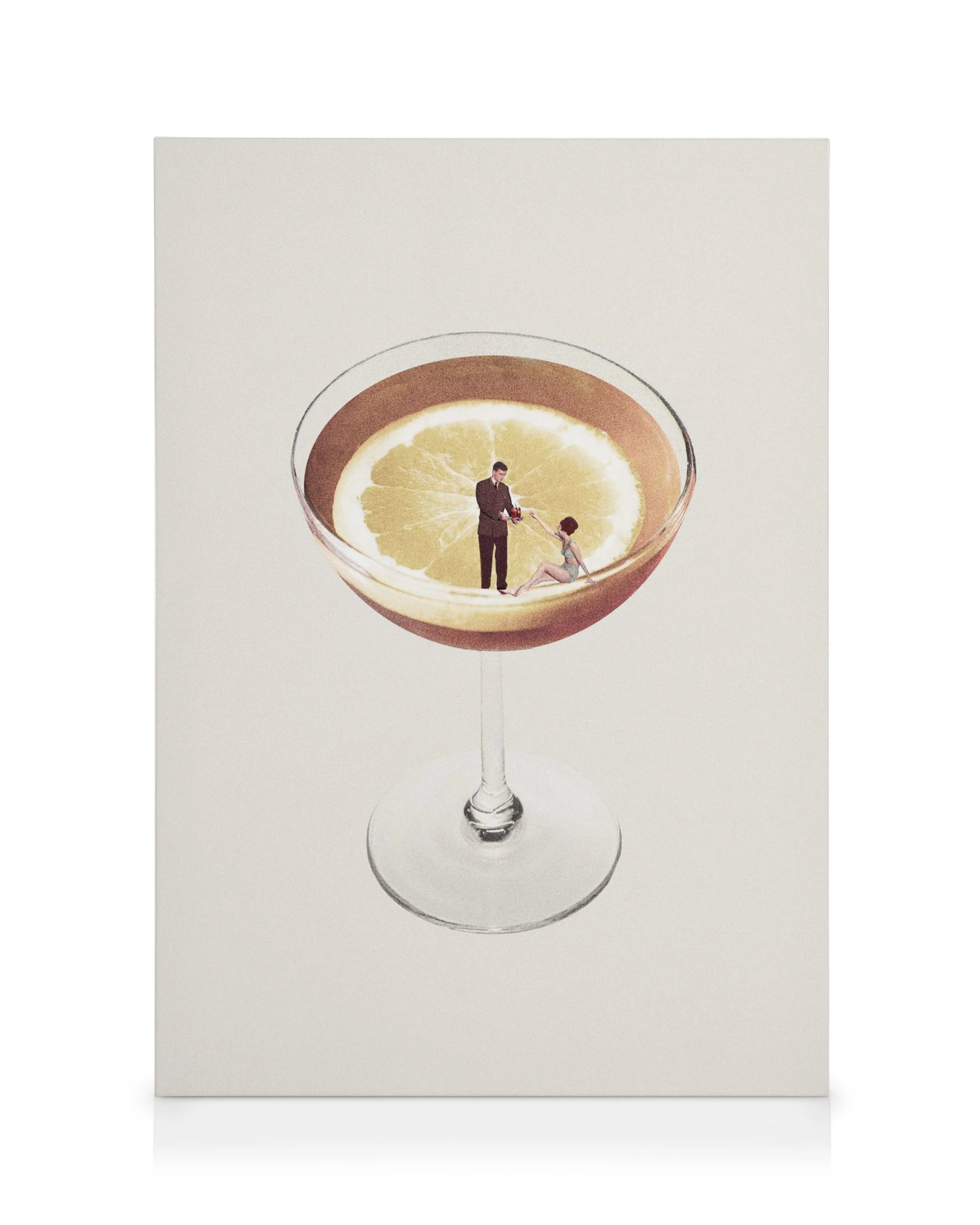 Tela com ilustração de colagem, duas pessoas em um copo de cocktail com limão, amarelo e marrom em fundo bege.