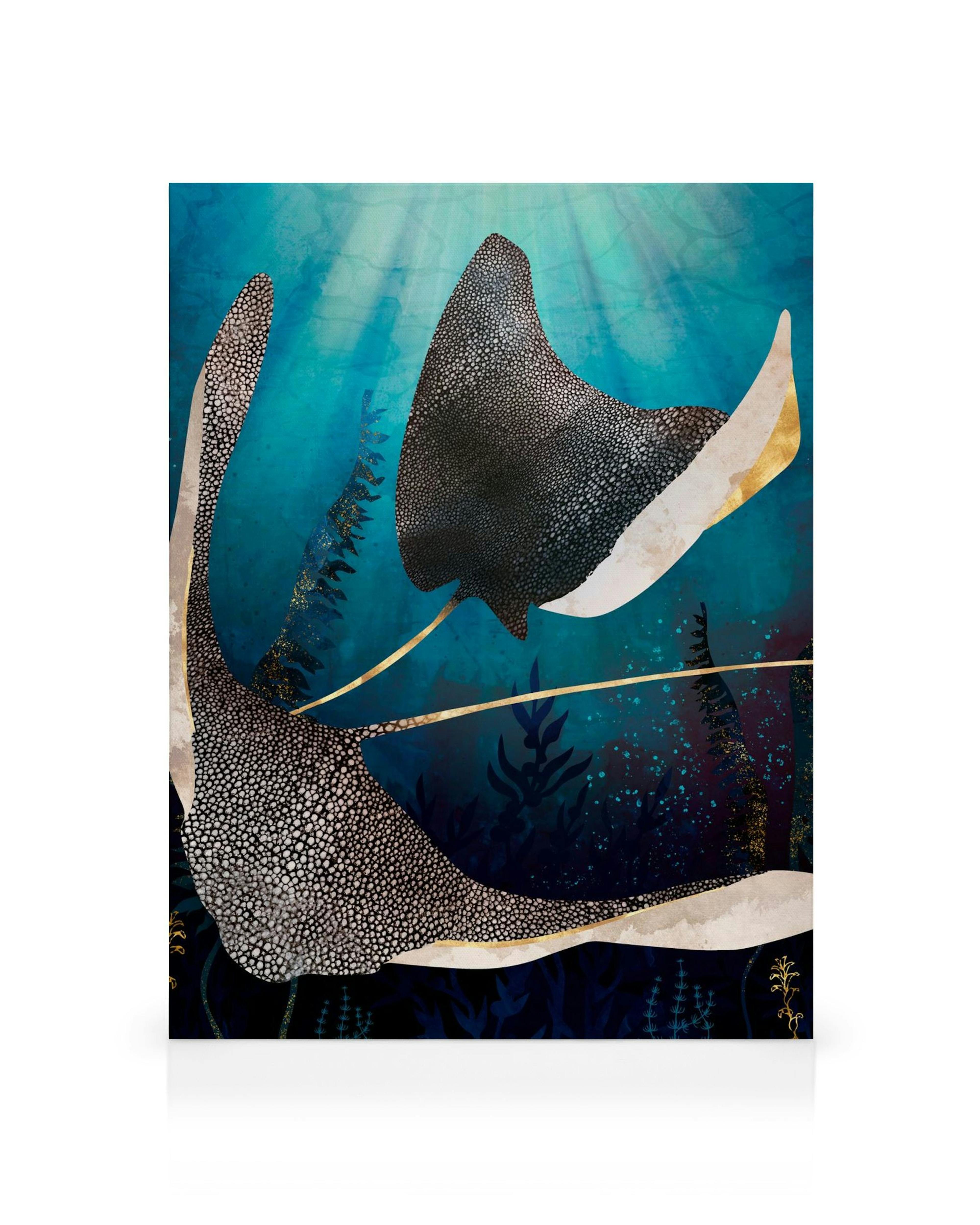 Lienzo de raya marina estilizada, azul marino, negro y blanco, con detalles dorados y algas submarinas.