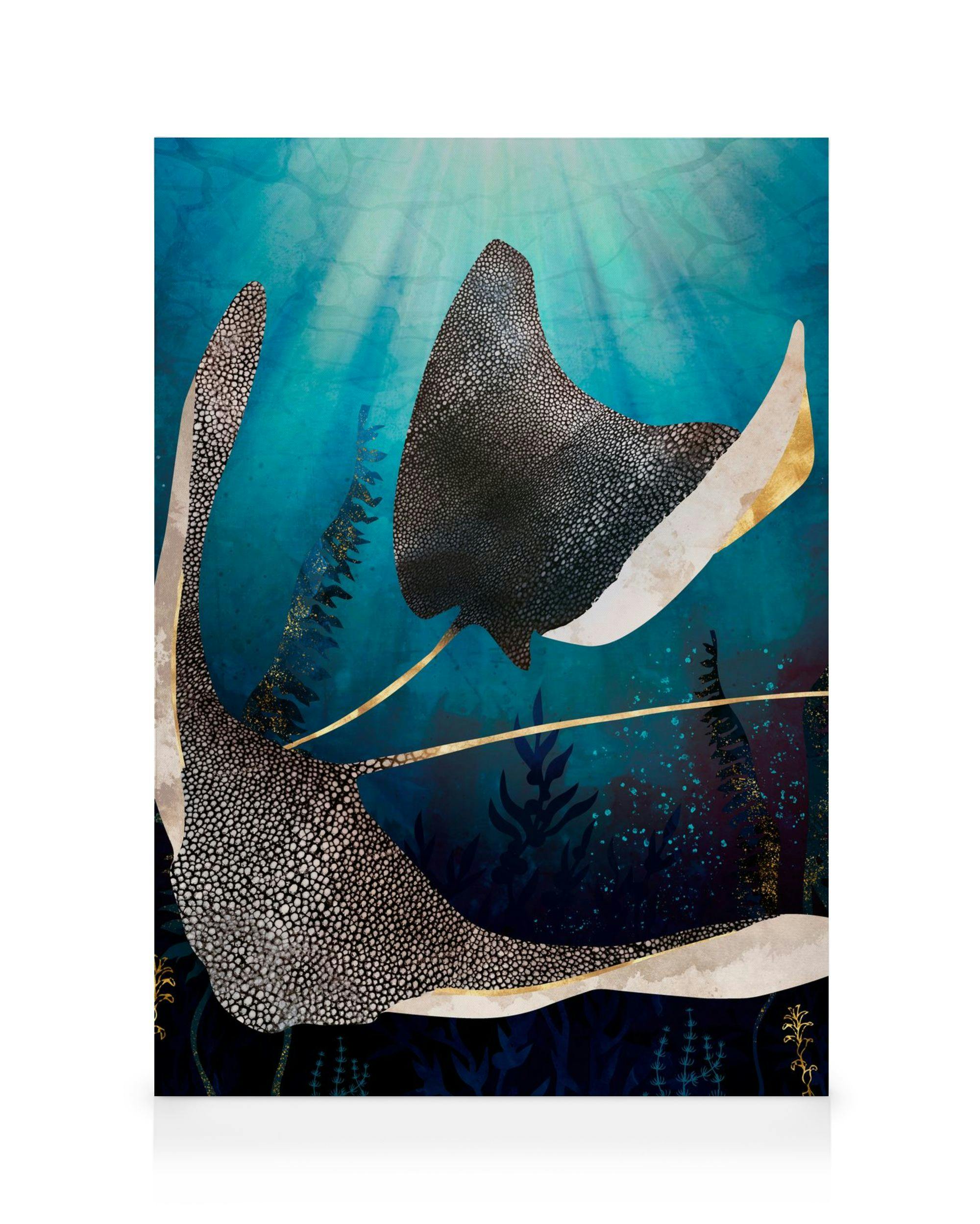 Zwei abstrakte Stachelrochen in Türkis- und Blautönen mit goldfarbenen Akzenten, die durch Unterwasserpflanzen schwimmen.