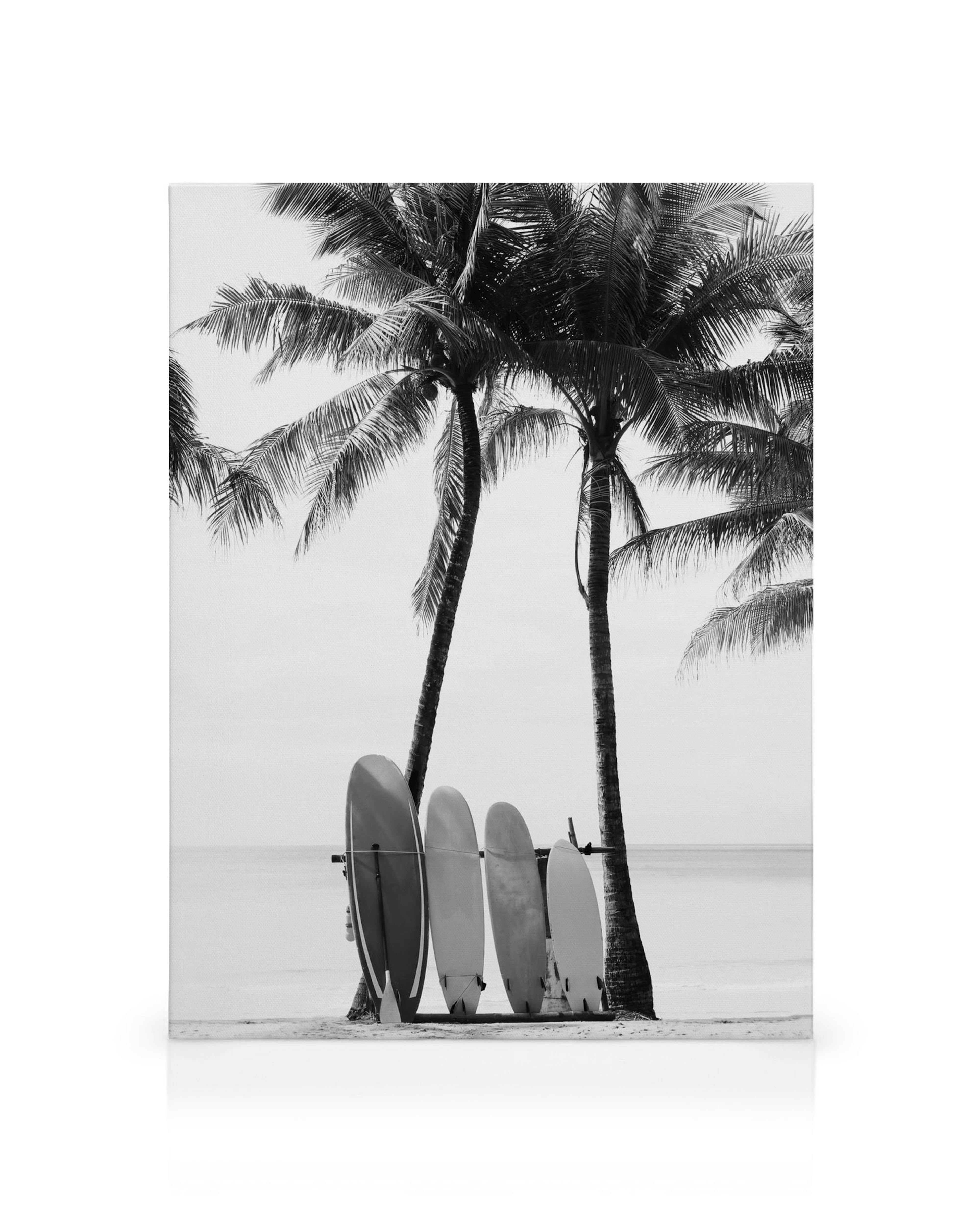 Schwarz-weißes Leinwandbild mit Surfbrettern und Palmen am Strand, ideal für tropisches oder Stranddekor.
