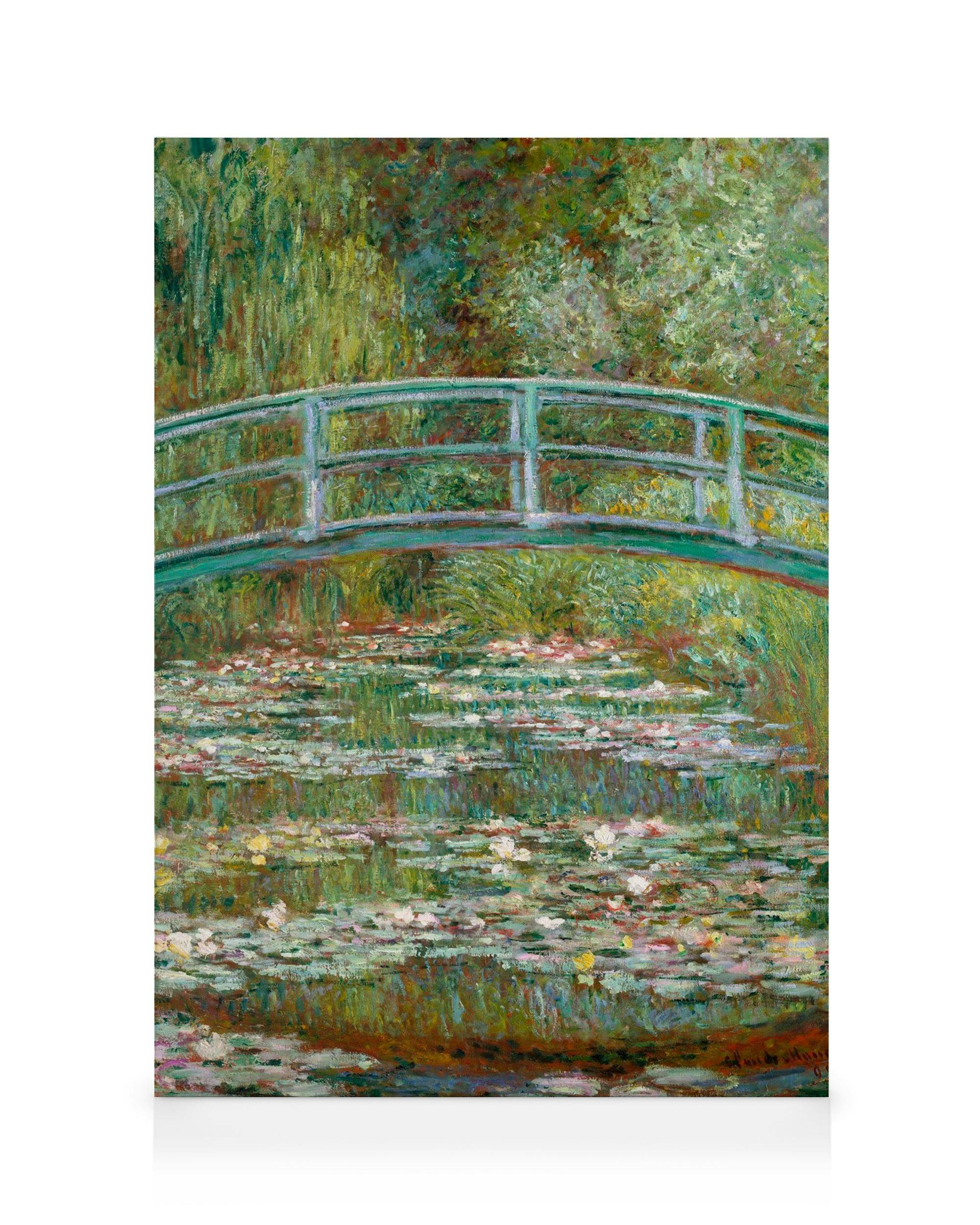 Stampa su tela impressionista di Monet: ponte verde ad arco su stagno con ninfee in fiore, sfondo alberato.