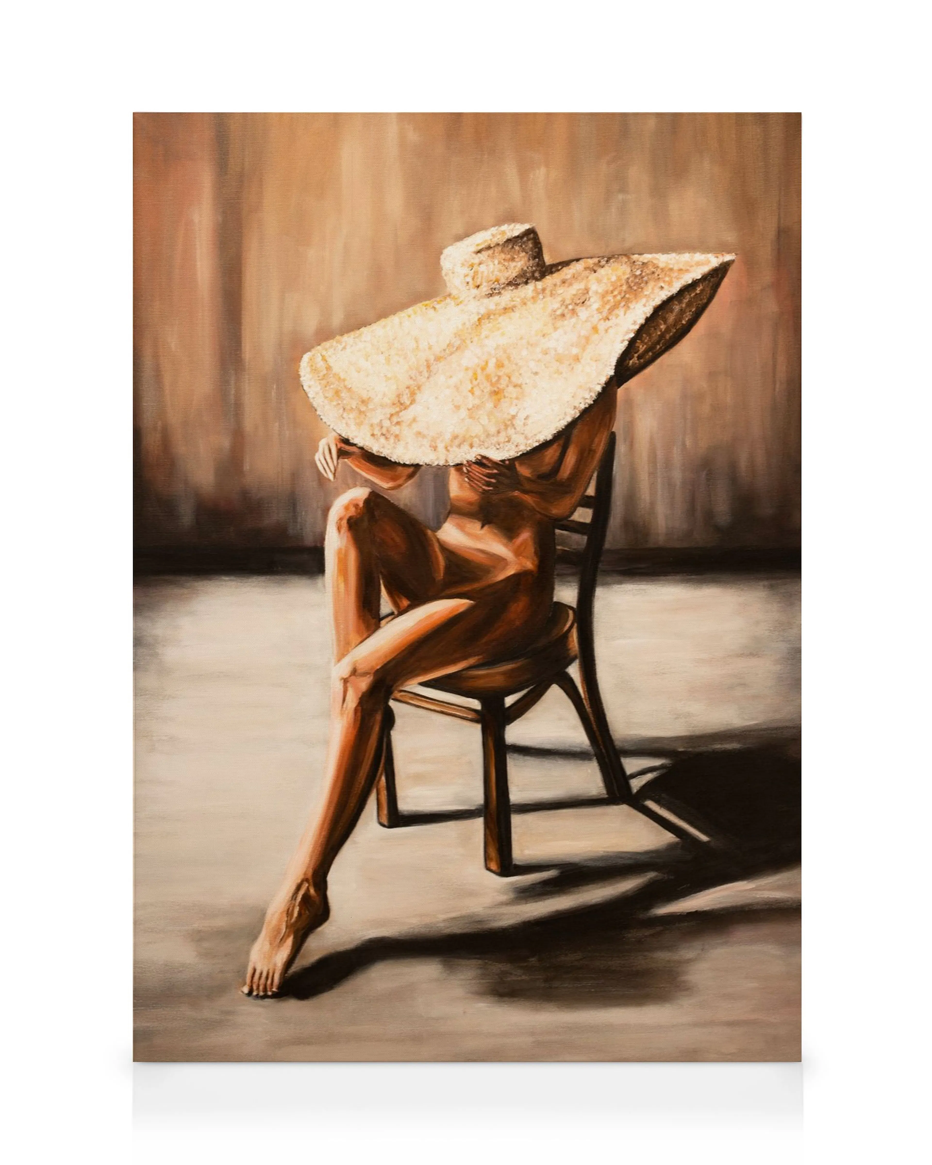 Leinwandbild einer sitzenden Frau mit übergroßem Strohhut, der ihr Gesicht verdeckt, in warmen Brauntönen. Sofia Larsson Kunst