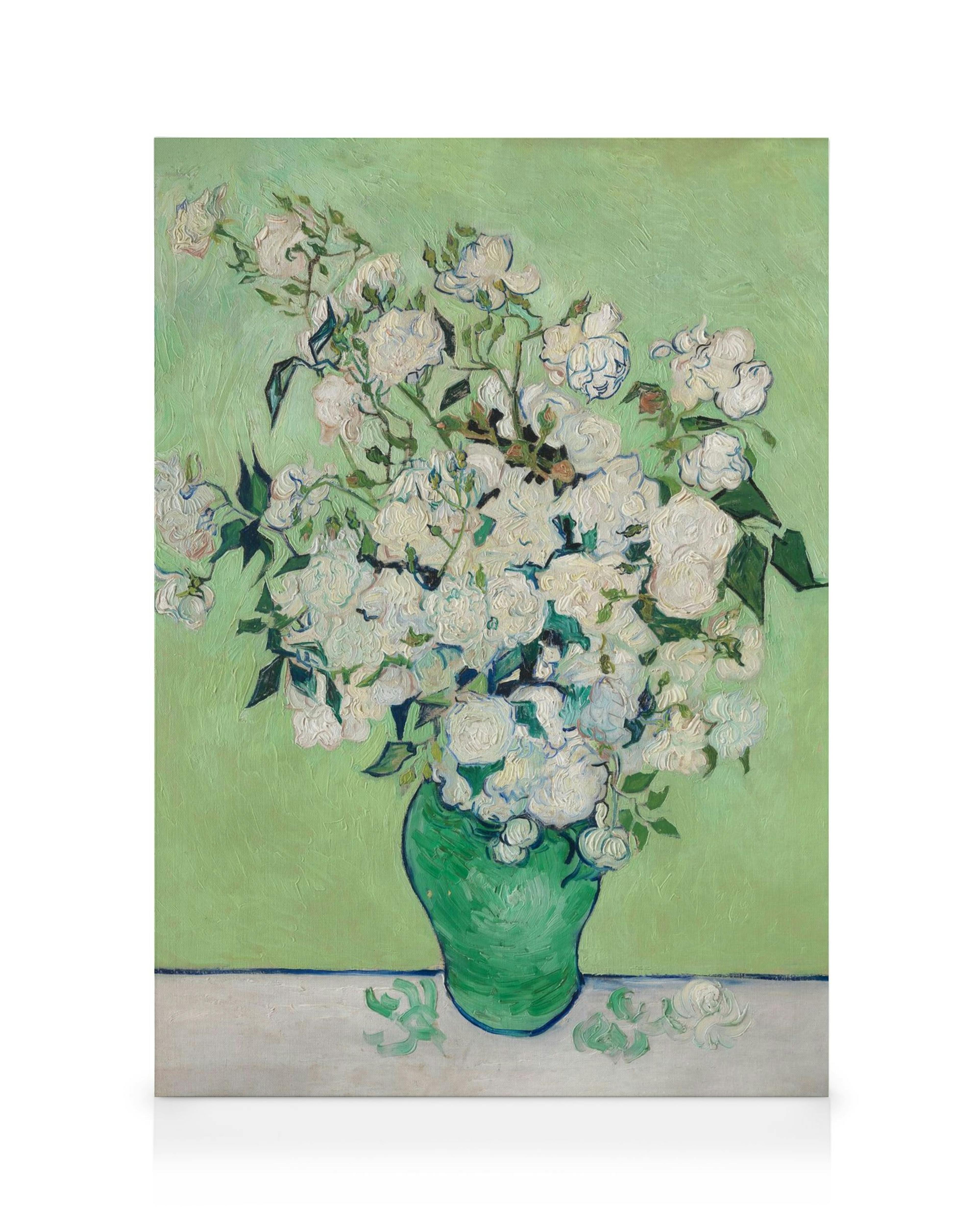 Stampa su tela di Van Gogh con rose bianche in un vaso verde su sfondo verde chiaro, con pennellate visibili.