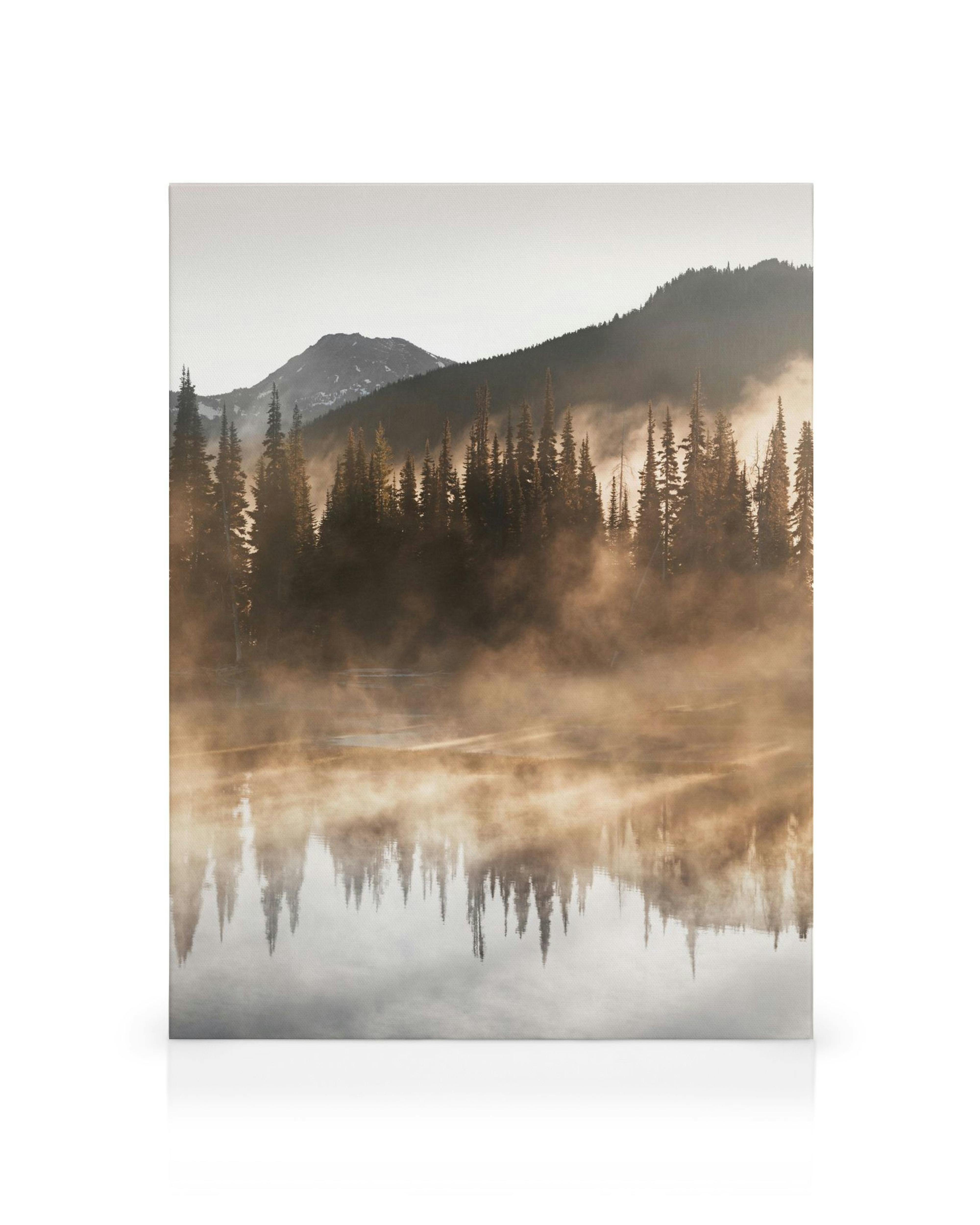 Τοπίο με λίμνη Sparks, ομίχλη πάνω από το νερό, δάσος και βουνά στο βάθος.