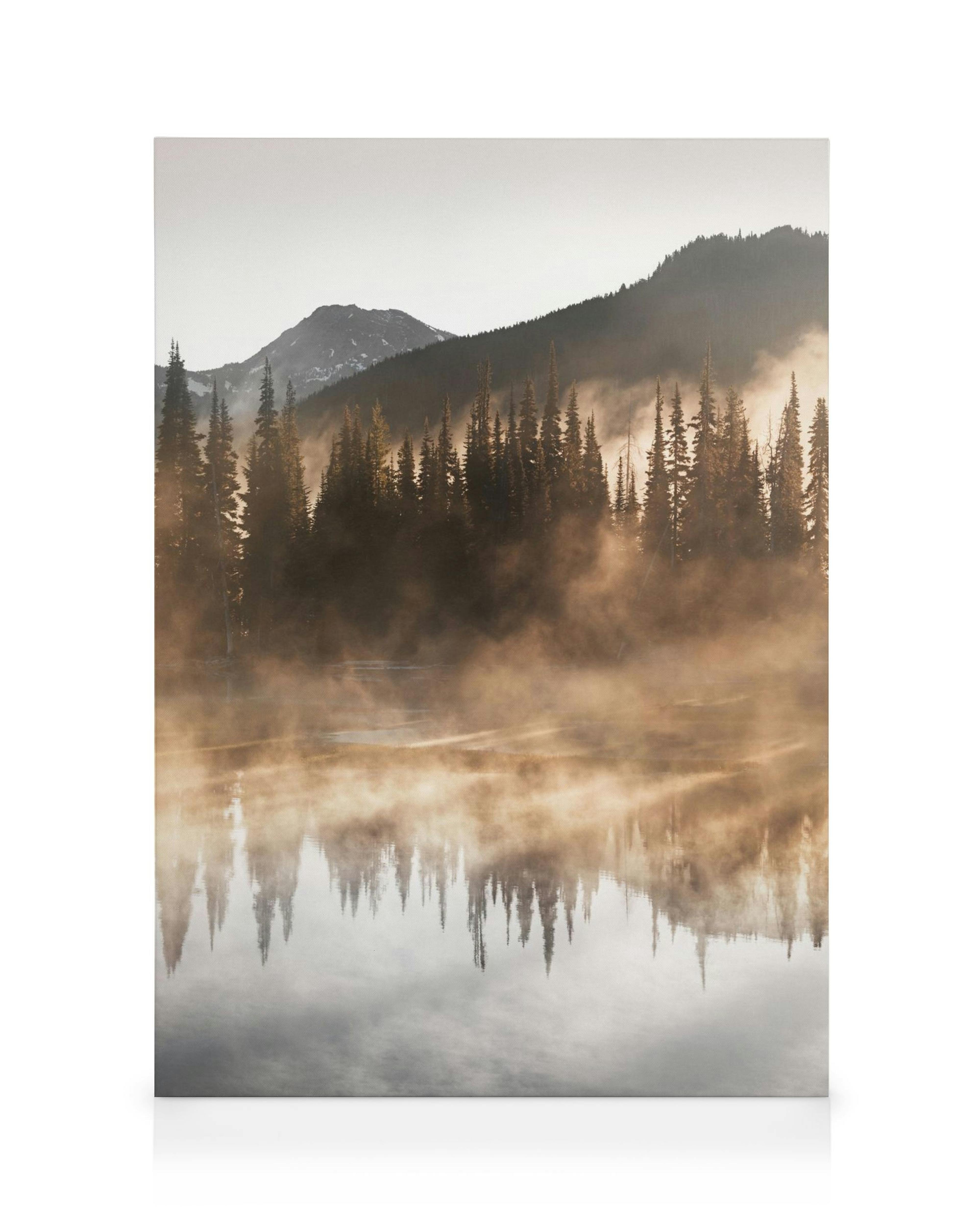 Mlha nad jezerem Sparks, jehličnaté stromy a hory v pozadí, přírodní krajina.