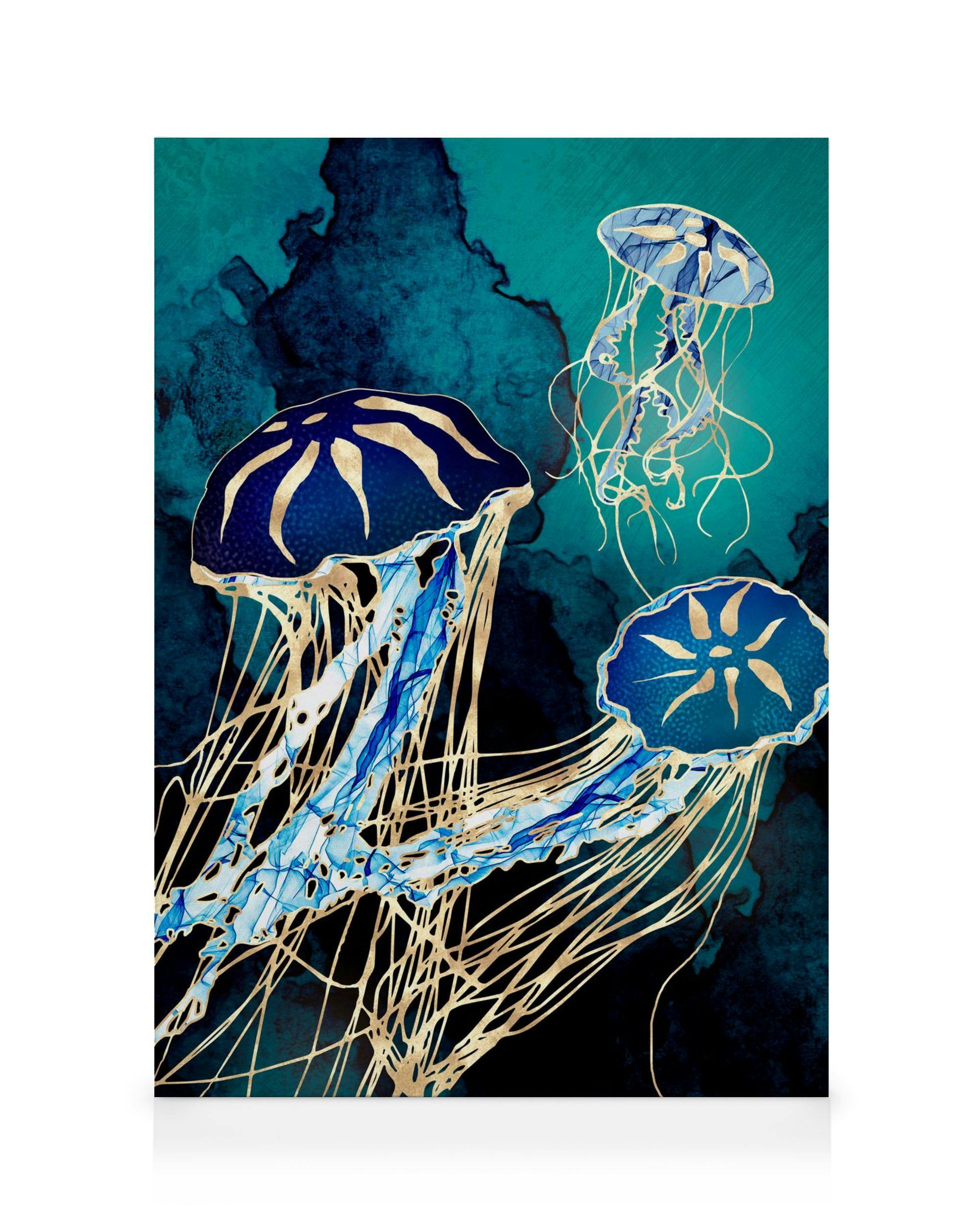 Lerret med tre stiliserte maneter i blått, hvitt og beige med gullaksenter mot en turkis og svart sjøbakgrunn.