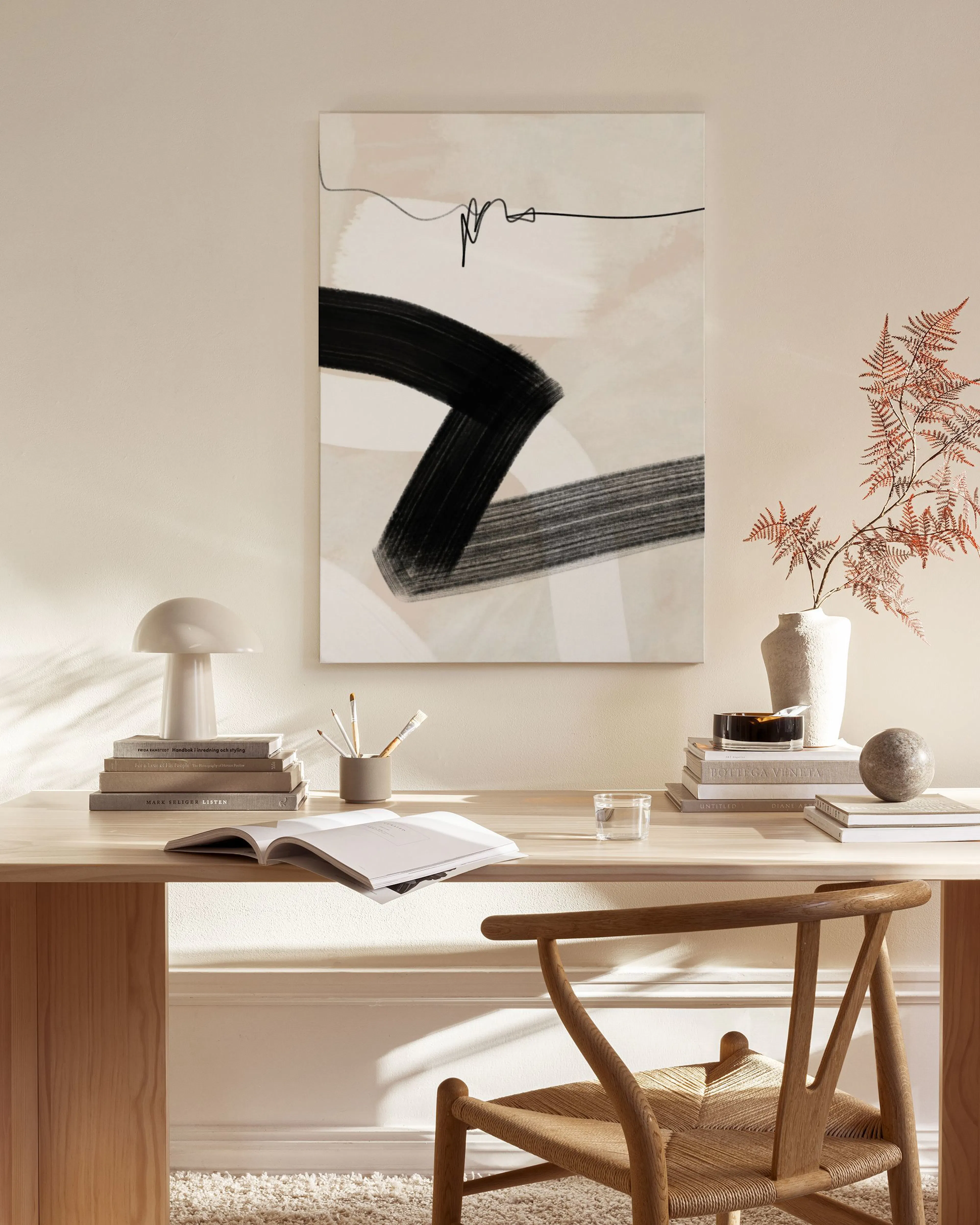 Leinwandbild mit schwarzen Pinselstrichen und feinen Linien auf hellem Hintergrund, in einem modernen Wohnzimmer.