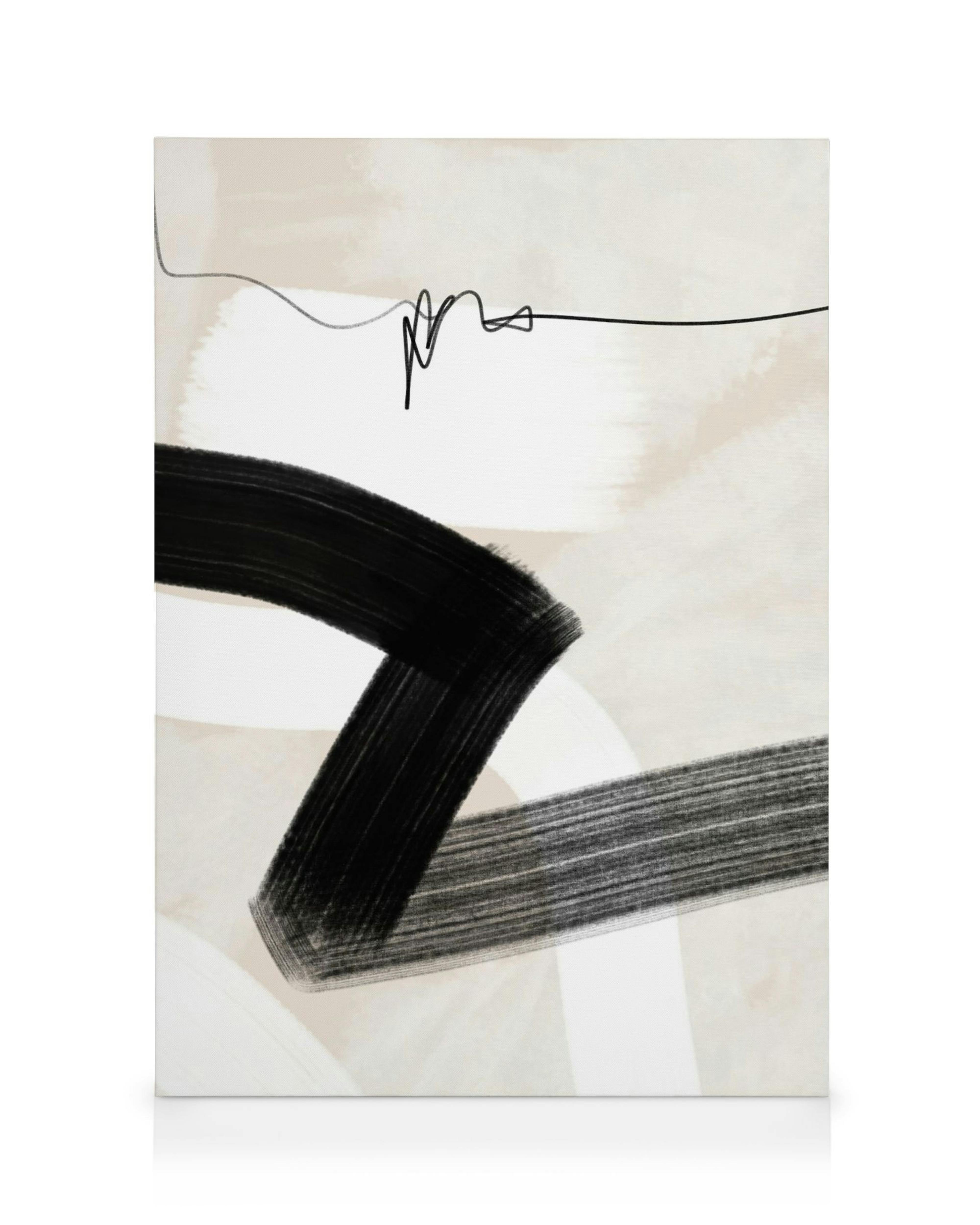 Abstrakte Kunst mit schwarzen Pinselstrichen und einer wellenförmigen Linie auf hellbeigem Hintergrund.