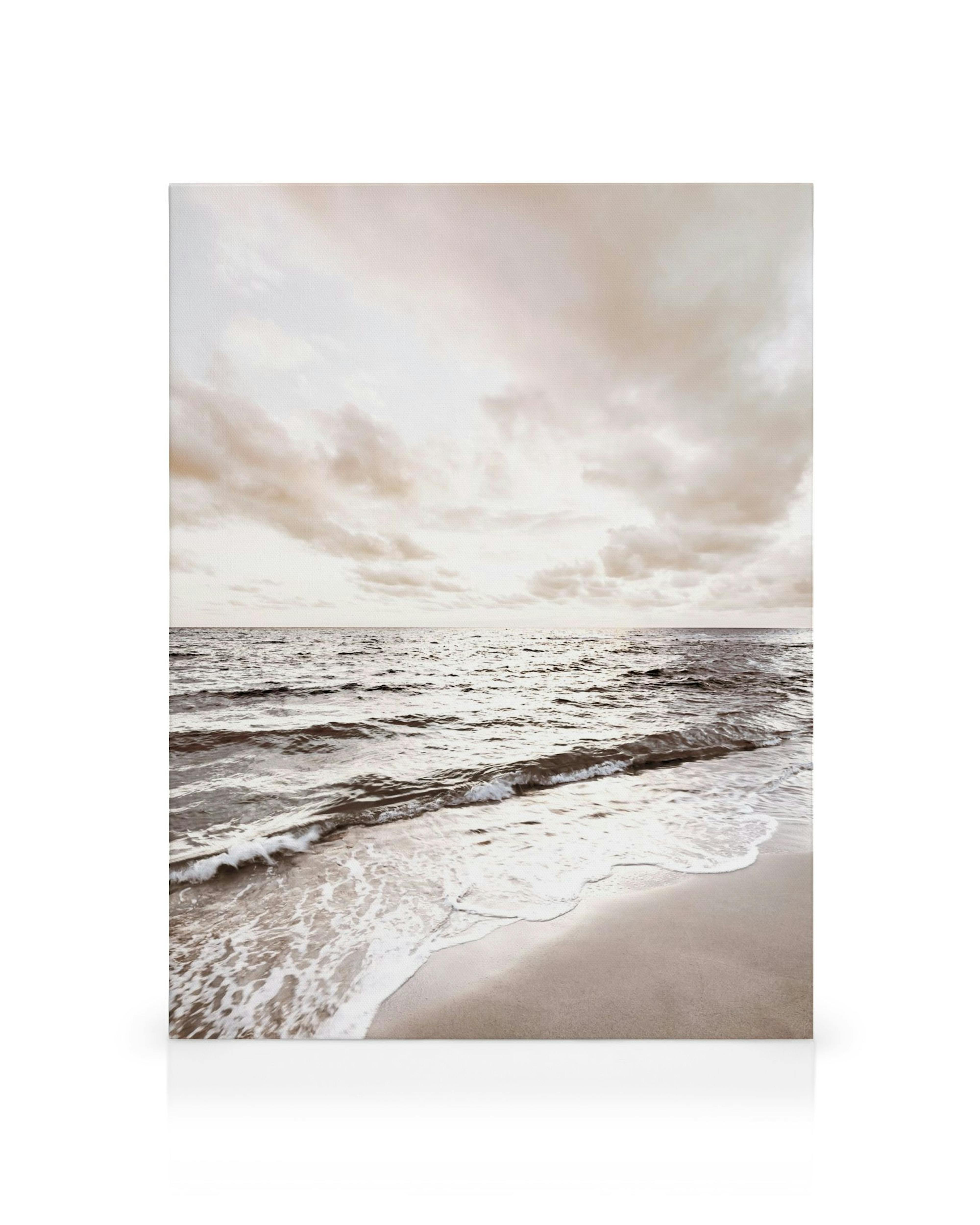 Lienzo de paisaje marino con olas suaves en la orilla arenosa bajo un cielo nublado, tonos azules y marrones.