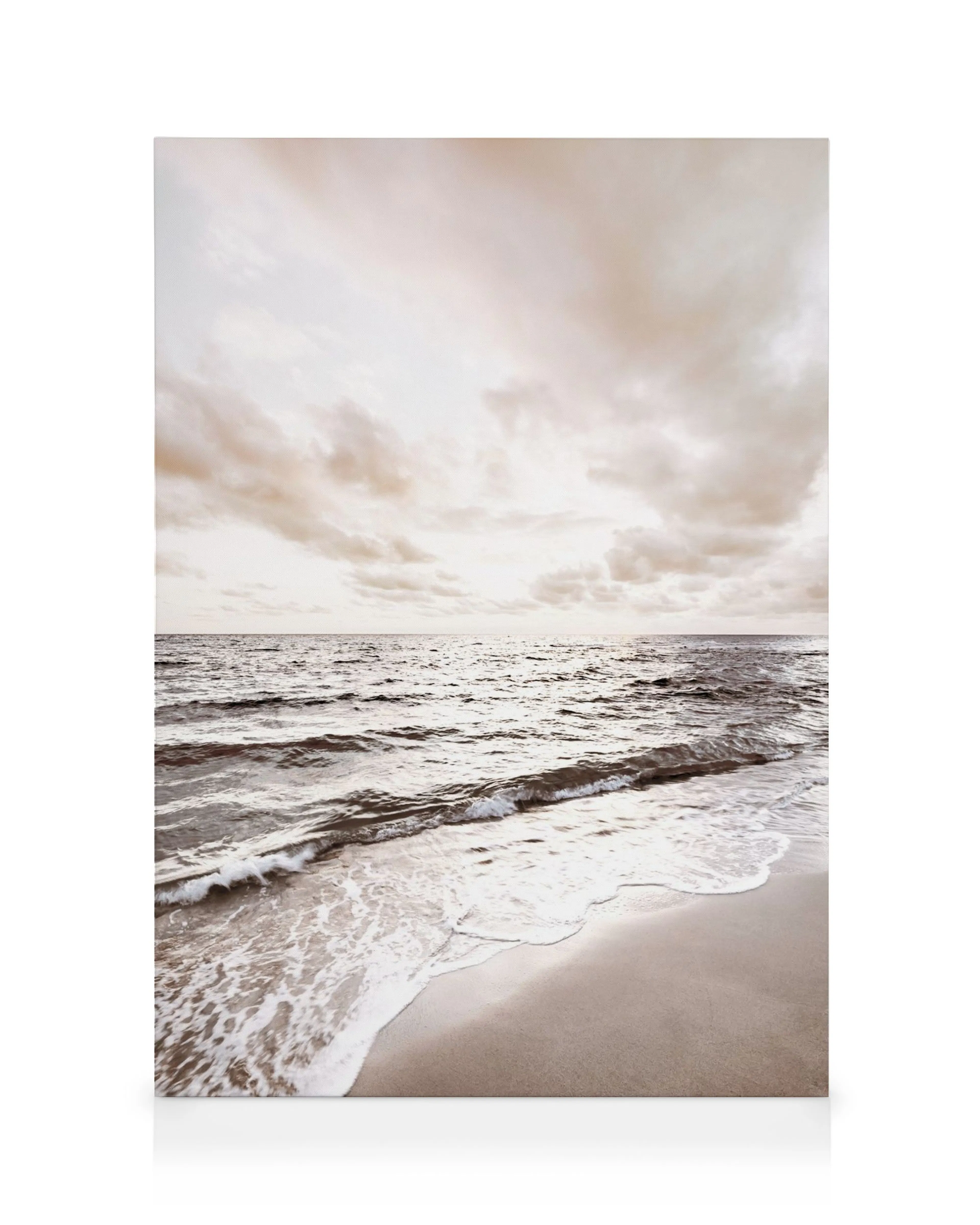Canvastavla med fridfull strand, mjuk sand, milda vågor, blå himmel och solljus som reflekteras på vattnet.