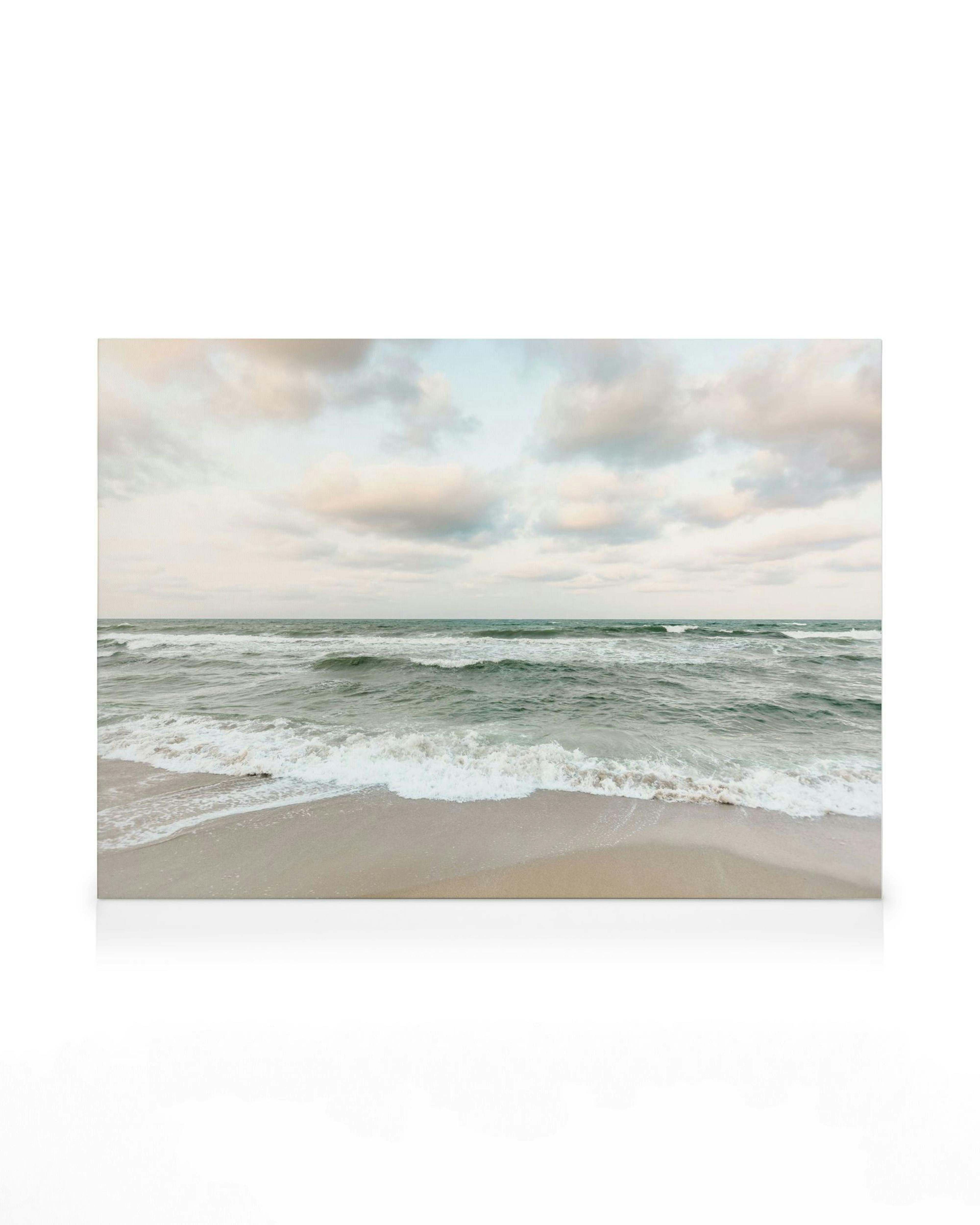 Stampa su tela di onde verde giada che si infrangono su una spiaggia sabbiosa, cielo nuvoloso beige pallido sullo sfondo.