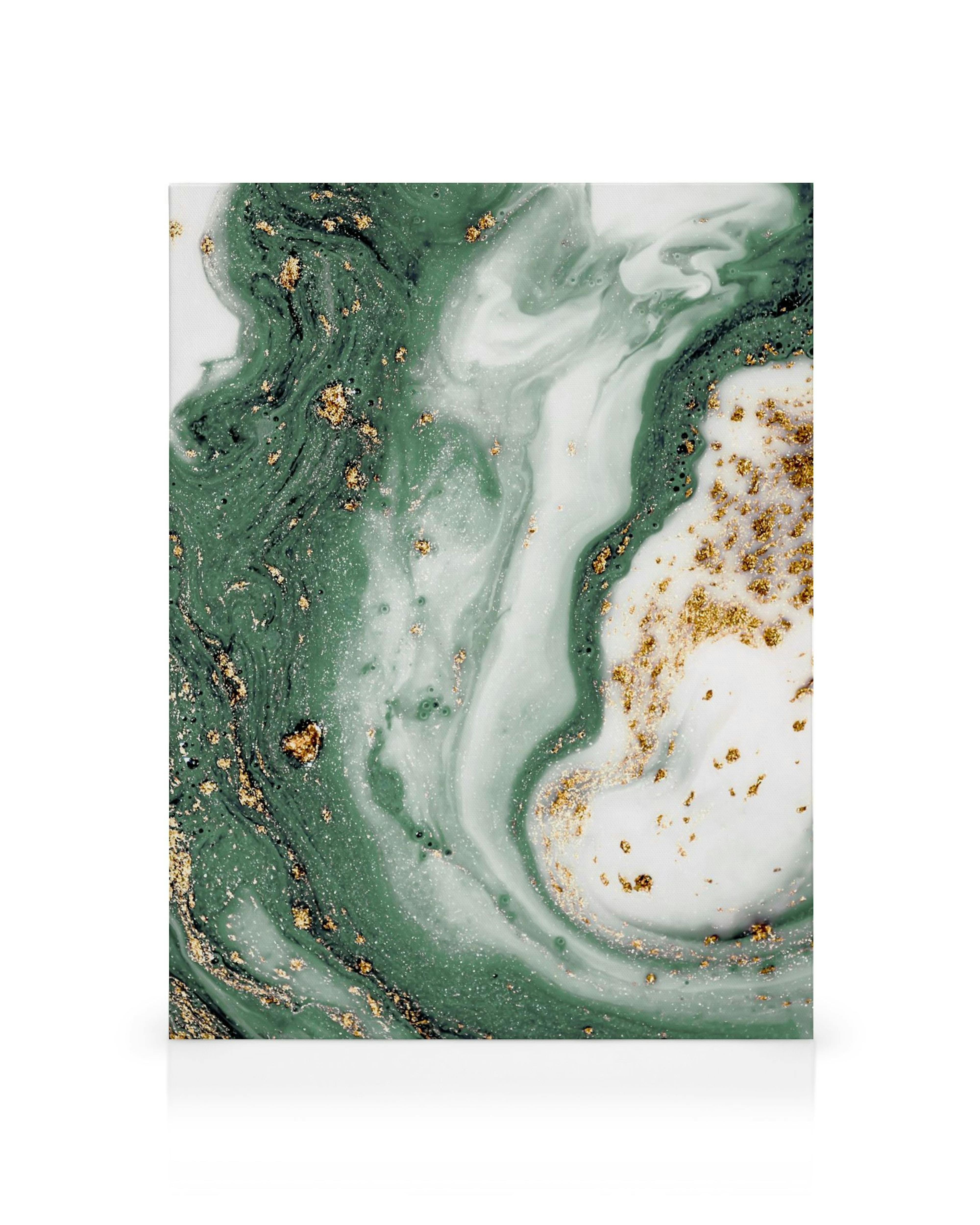 Lienzo de mármol verde esmeralda y blanco con remolinos dorados, arte abstracto fluido.