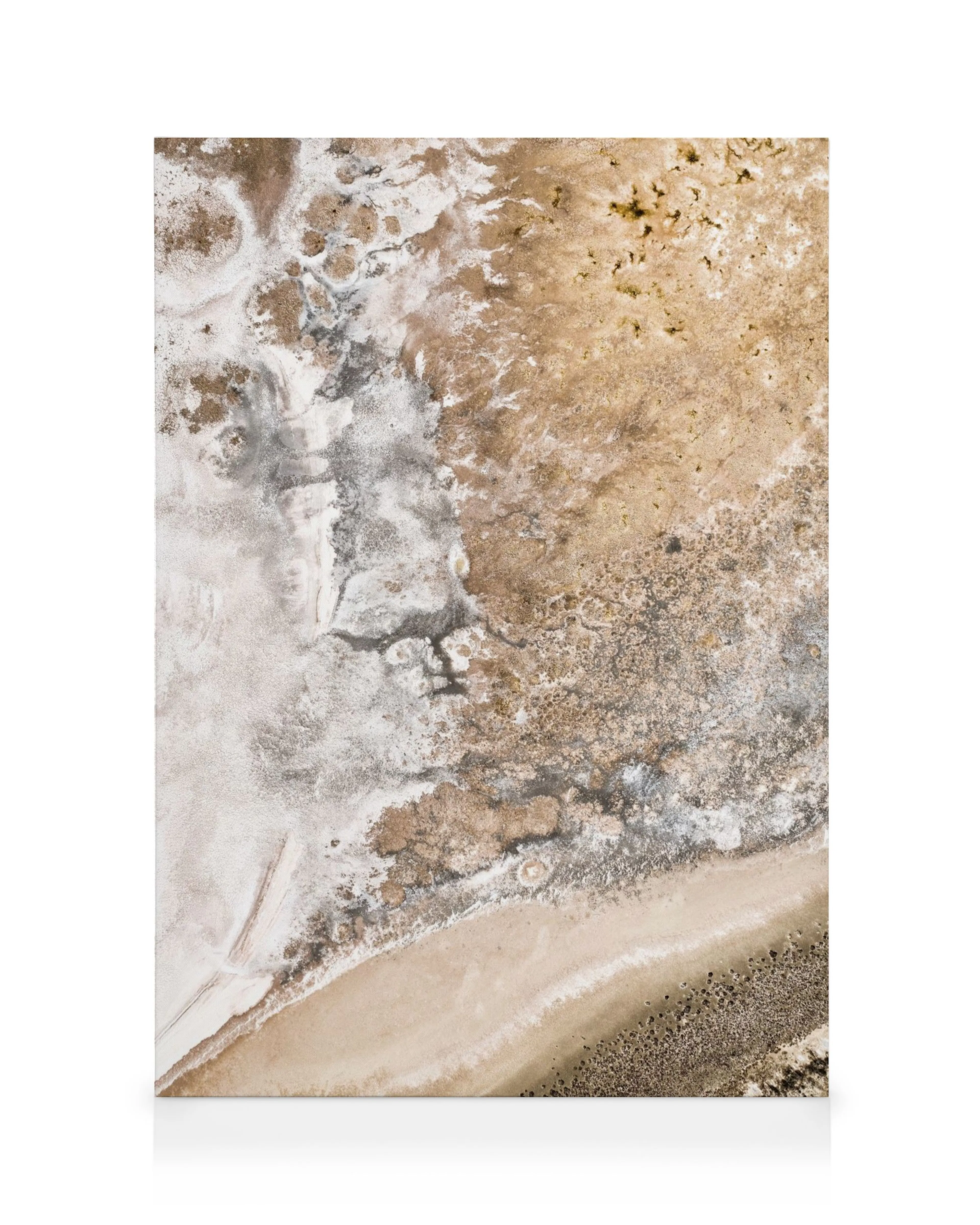 Luchtfoto van zoutmeer op canvas, met witte, bruine en beige texturen