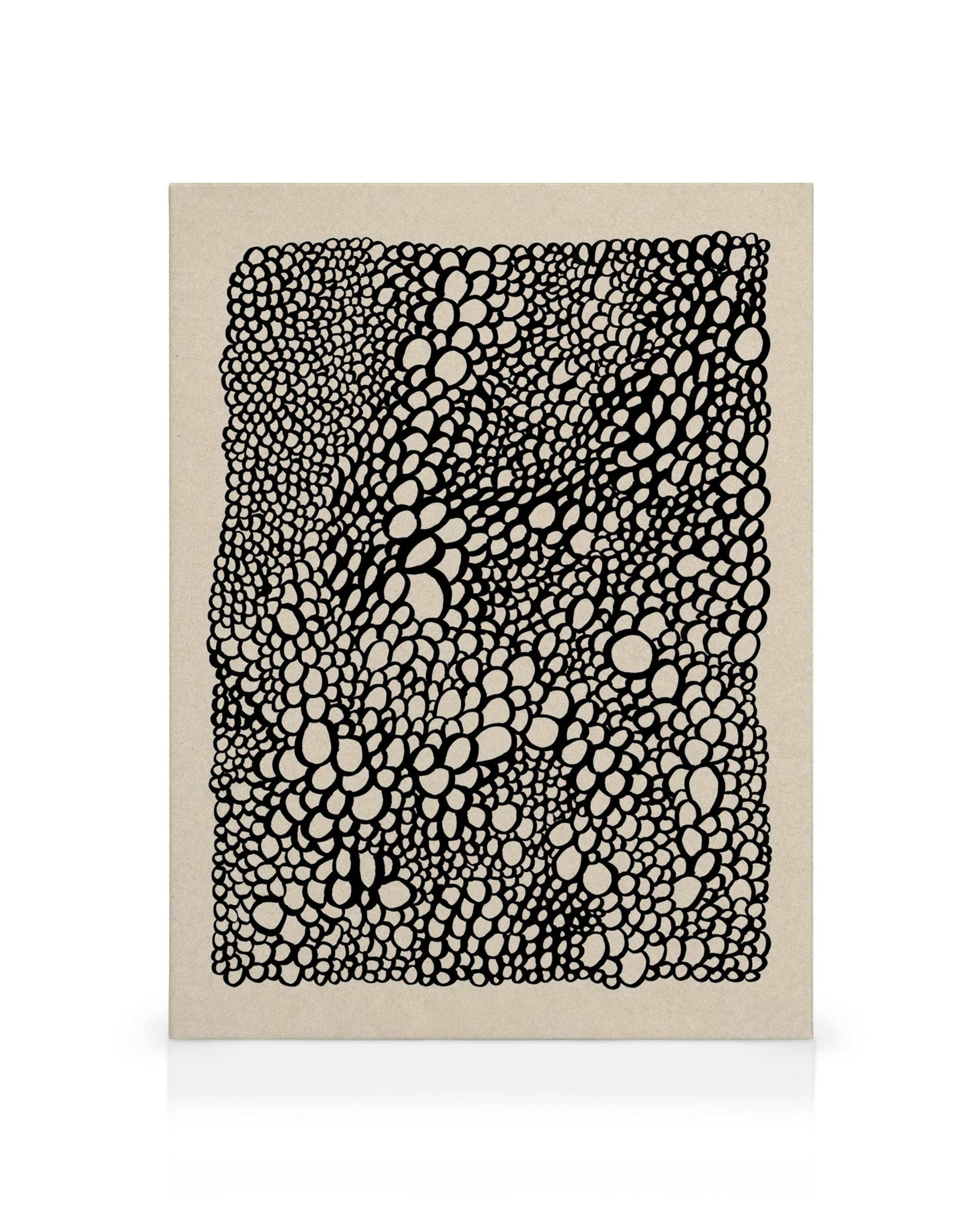 Lienzo beige con patrón de óvalos y círculos negros superpuestos, creando una textura orgánica y abstracta.