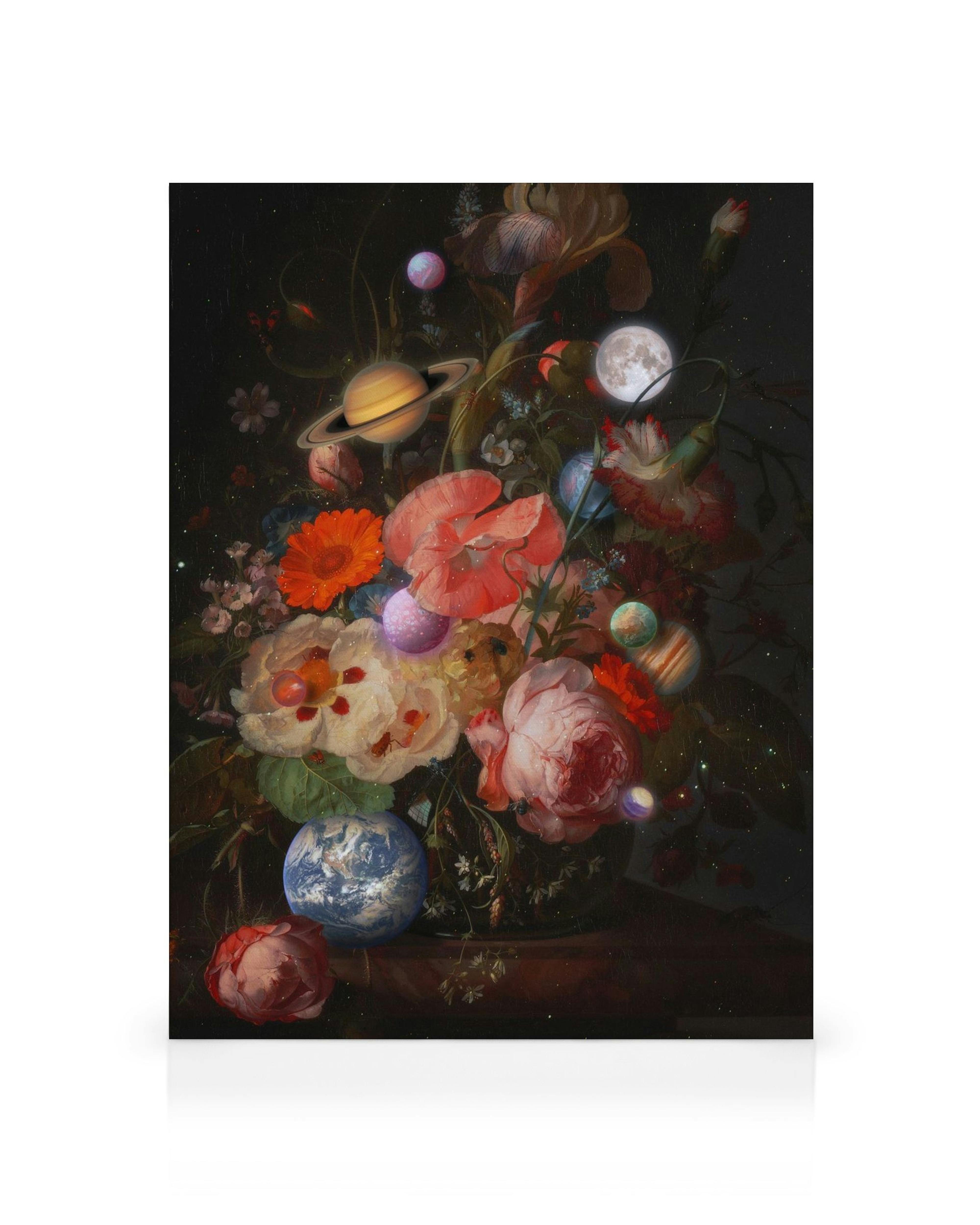 Canvas met boeket van bloemen en planeten zoals de aarde, maan en Saturnus, op een donkere achtergrond.
