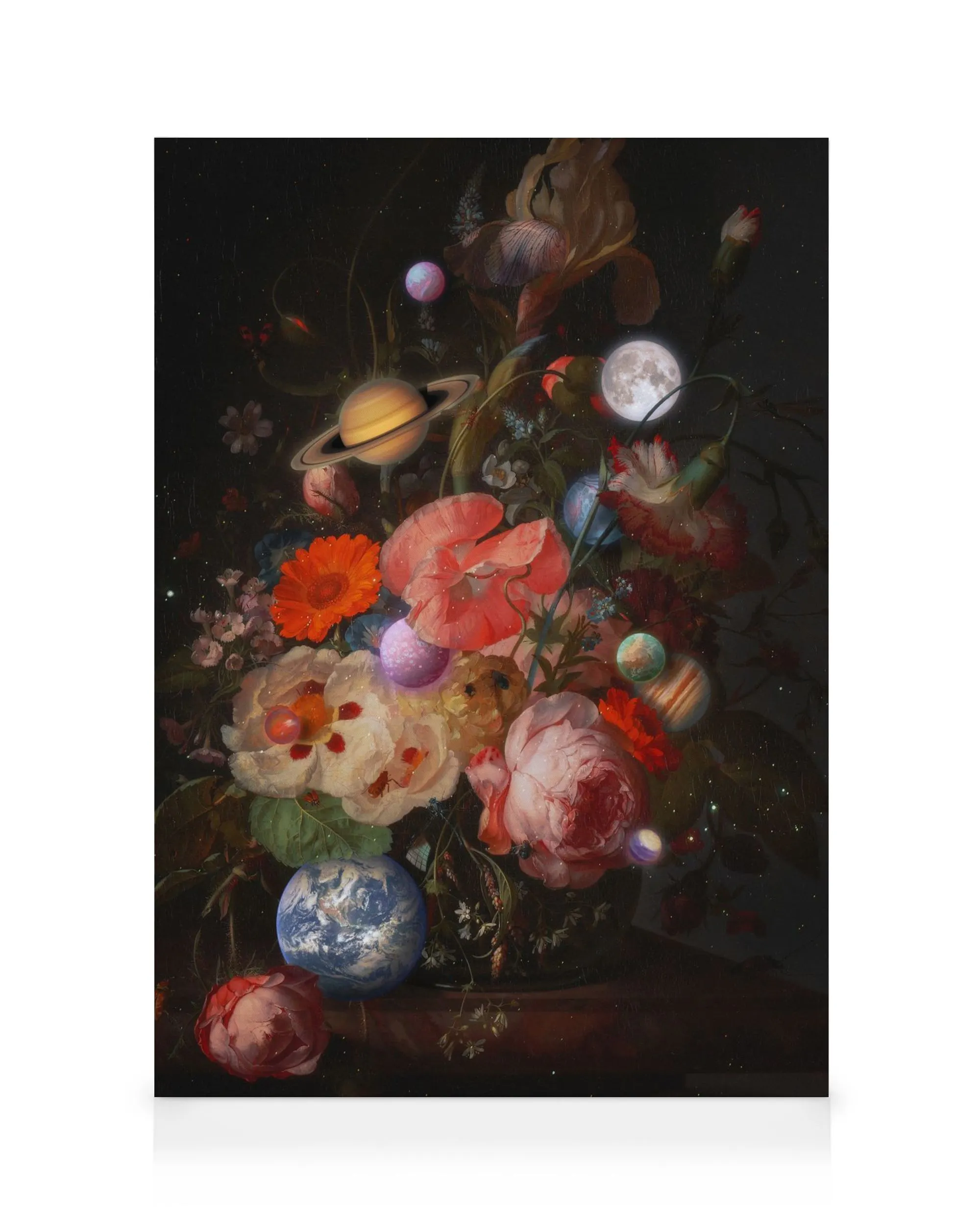 Toile présentant un bouquet de fleurs et de planètes comme la Terre, la Lune et Saturne sur un fond sombre.