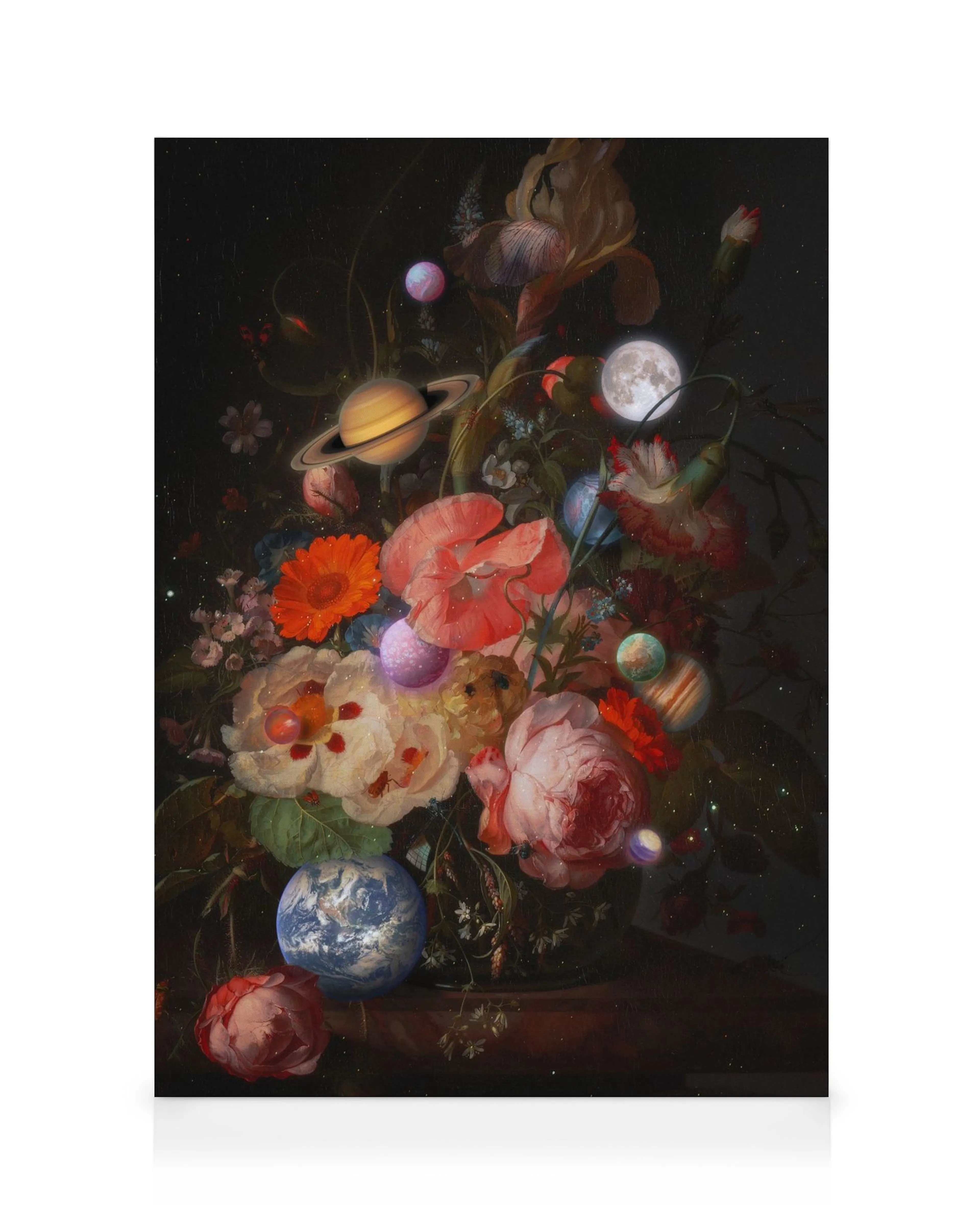 Toile présentant un bouquet de fleurs et de planètes comme la Terre, la Lune et Saturne sur un fond sombre.