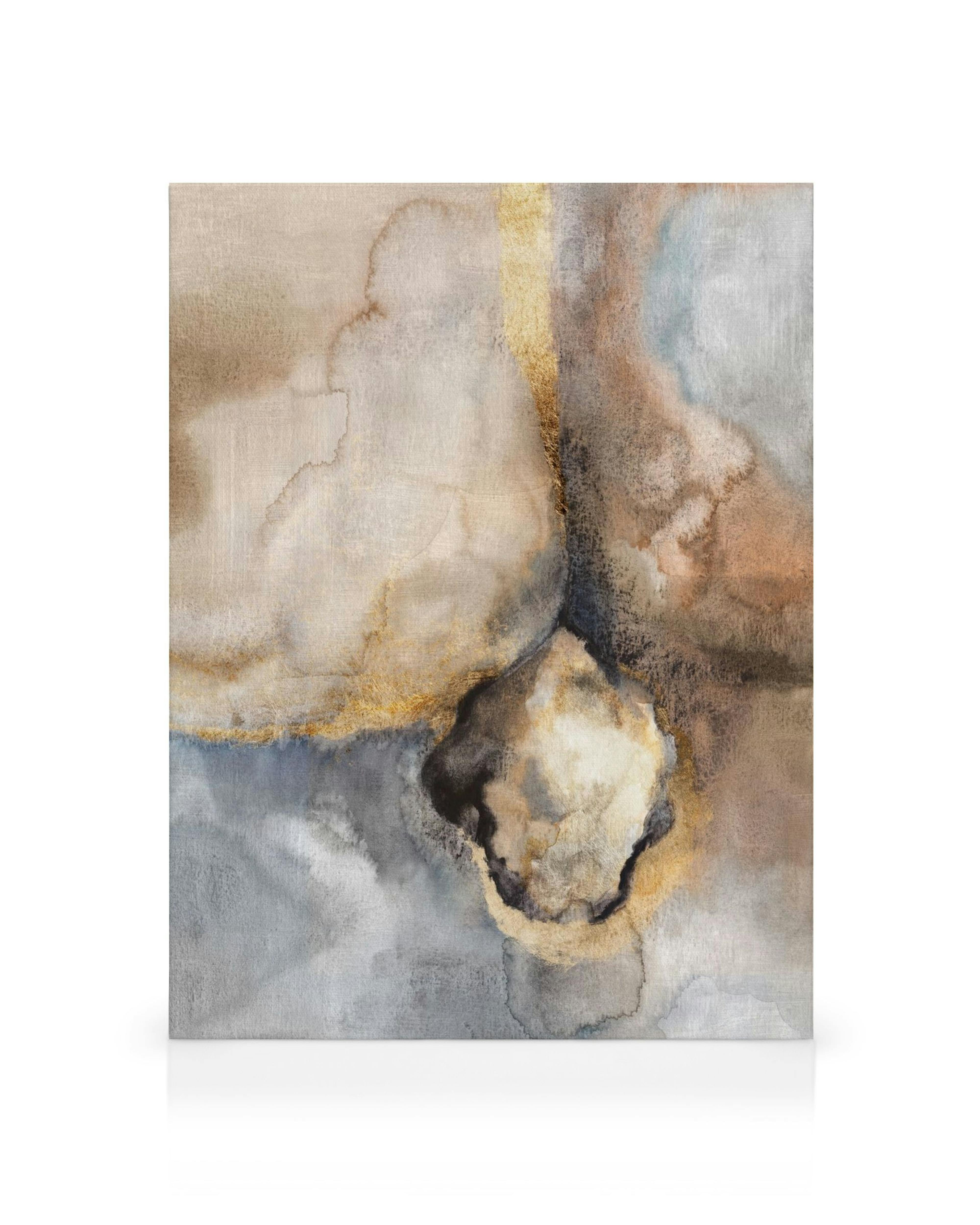 Lienzo acuarela beige, marrón, gris y azul con formas borrosas y línea vertical dorada, estilo abstracto.