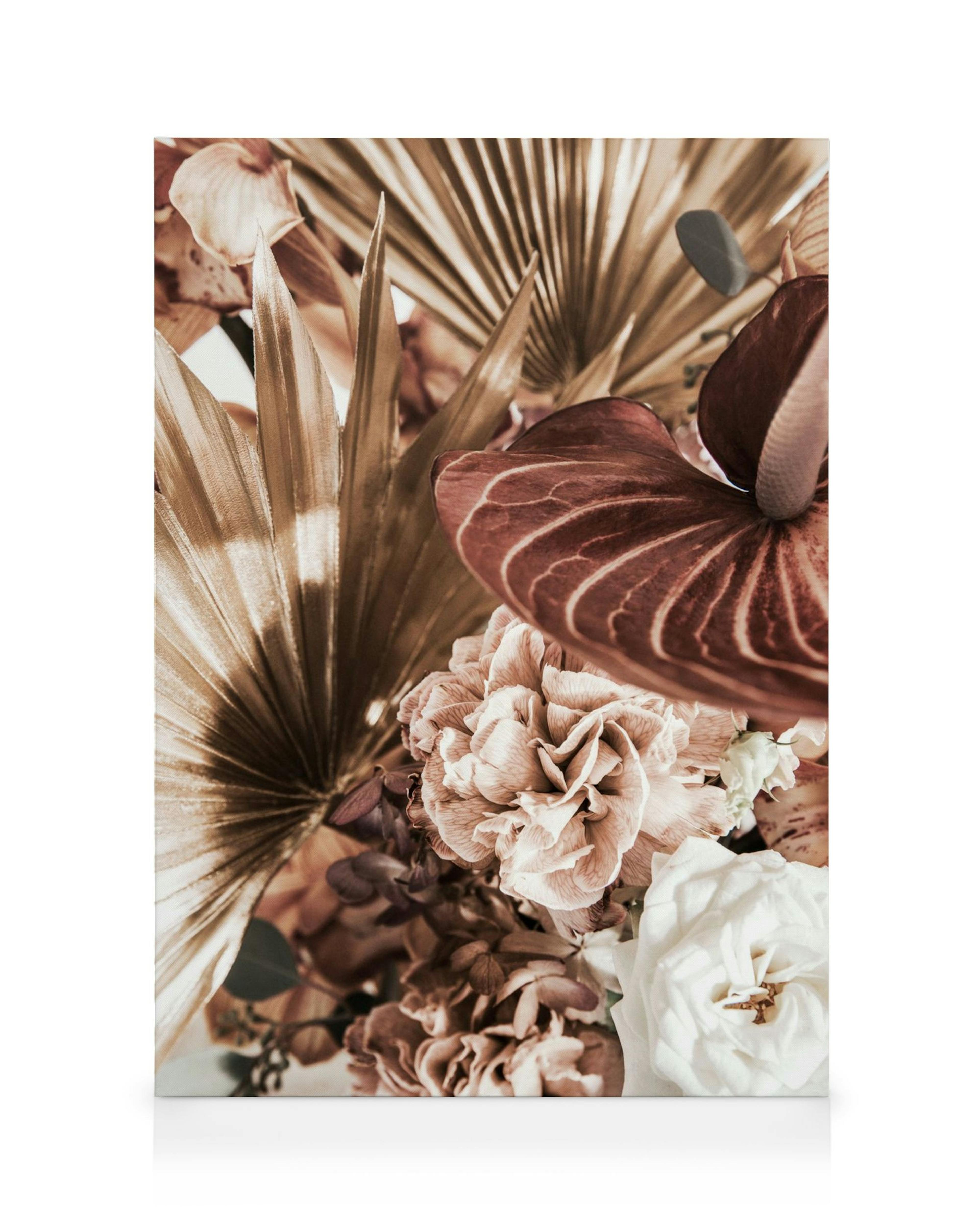 Lerretsbilde av en bukett med bronsefargede palmeblader og mørkerøde og rosa blomster, inkludert anthurium og roser.
