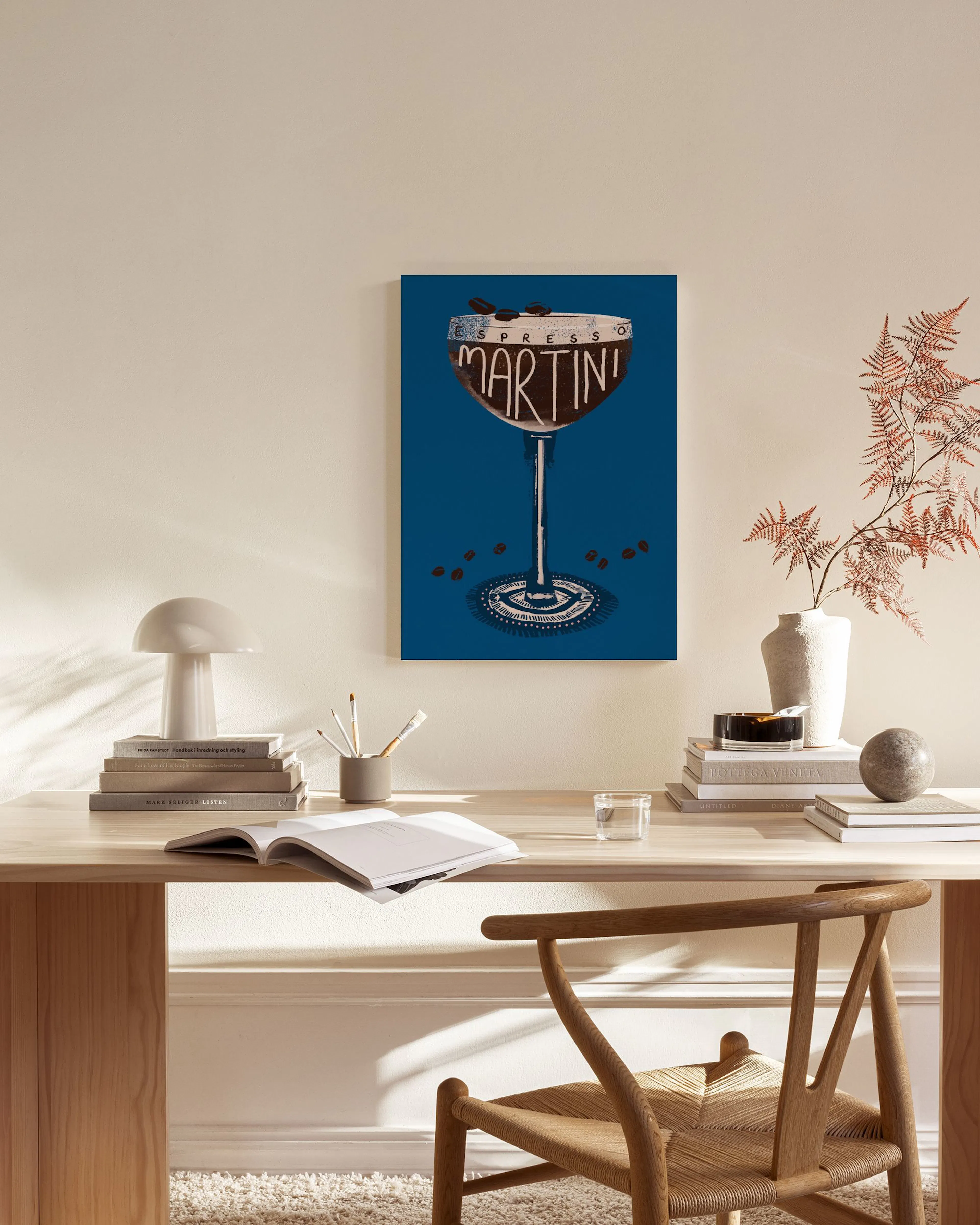 Leinwandbild mit Espresso Martini Cocktailglas auf blauem Hintergrund, umgeben von Kaffeebohnen, in einem Wohnzimmer.