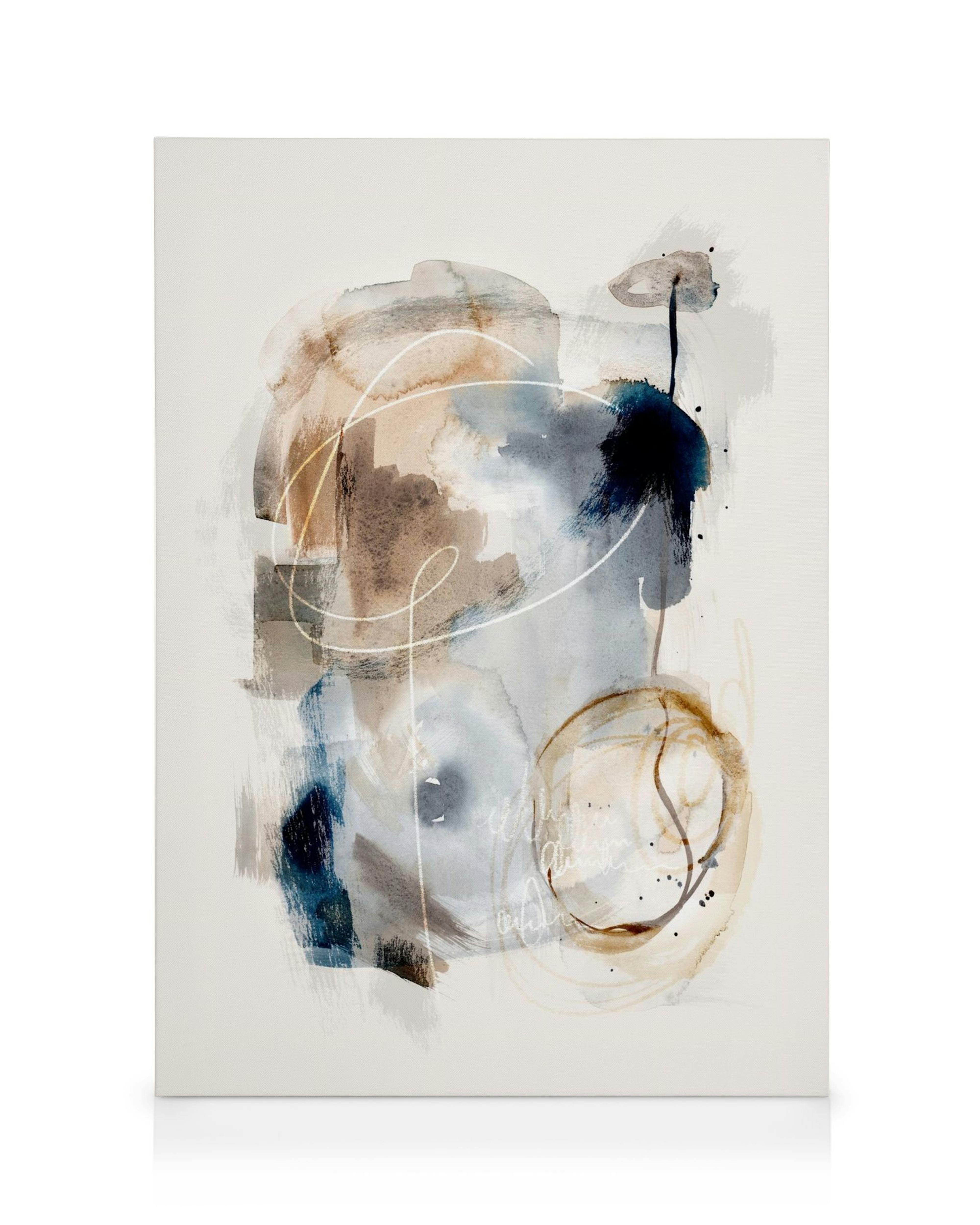 Abstrakt akvarel lærred med toner af blå, brun og beige, med hvide penselstrøg og mørke stænk.