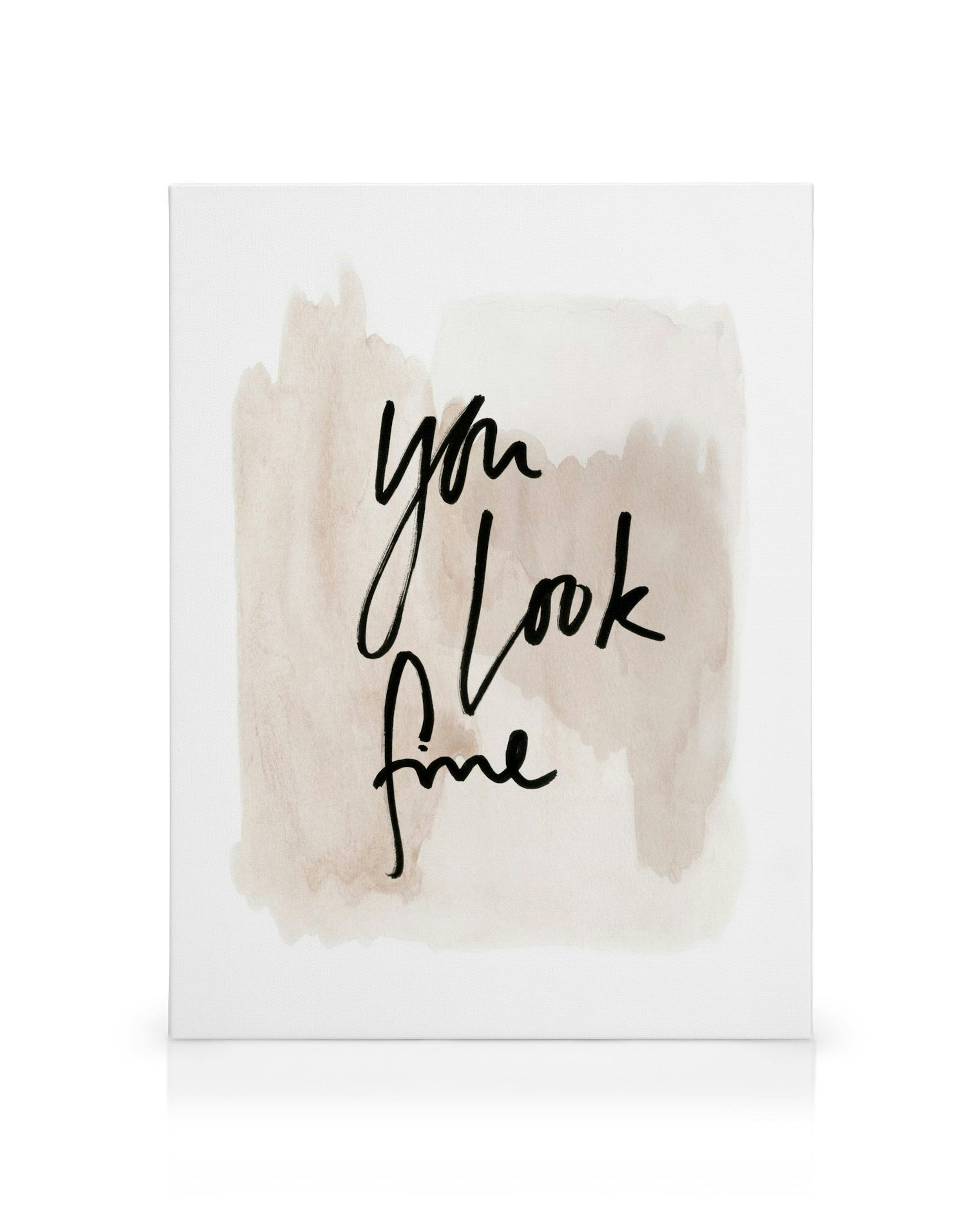 Aquarell-Leinwandbild mit braunen Pinseltupfern und schwarzer You Look Fine-Kalligrafie.