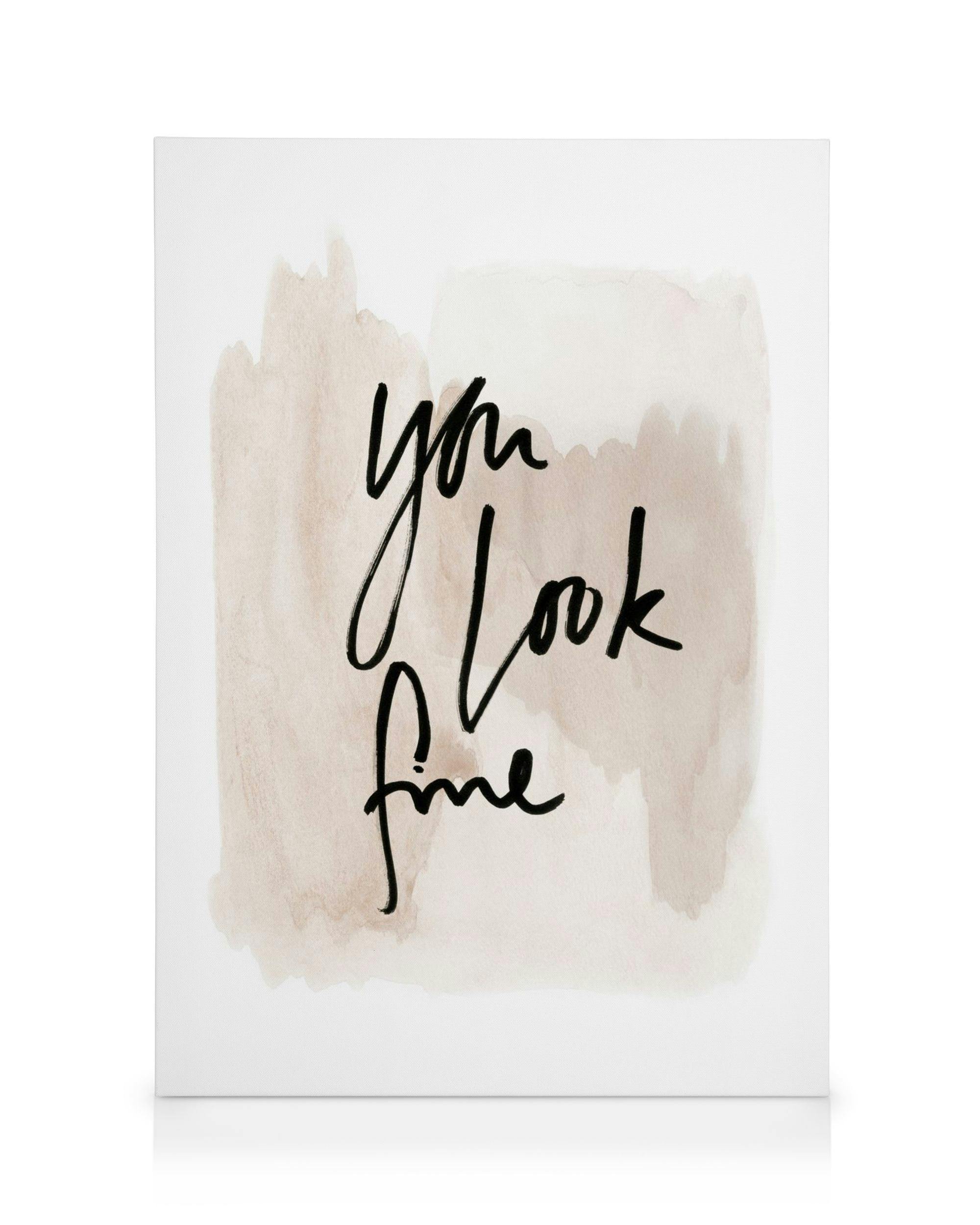Akvarelový obraz na plátne s nápisom You Look Fine v čiernom kaligrafickom písme na béžovom pozadí.
