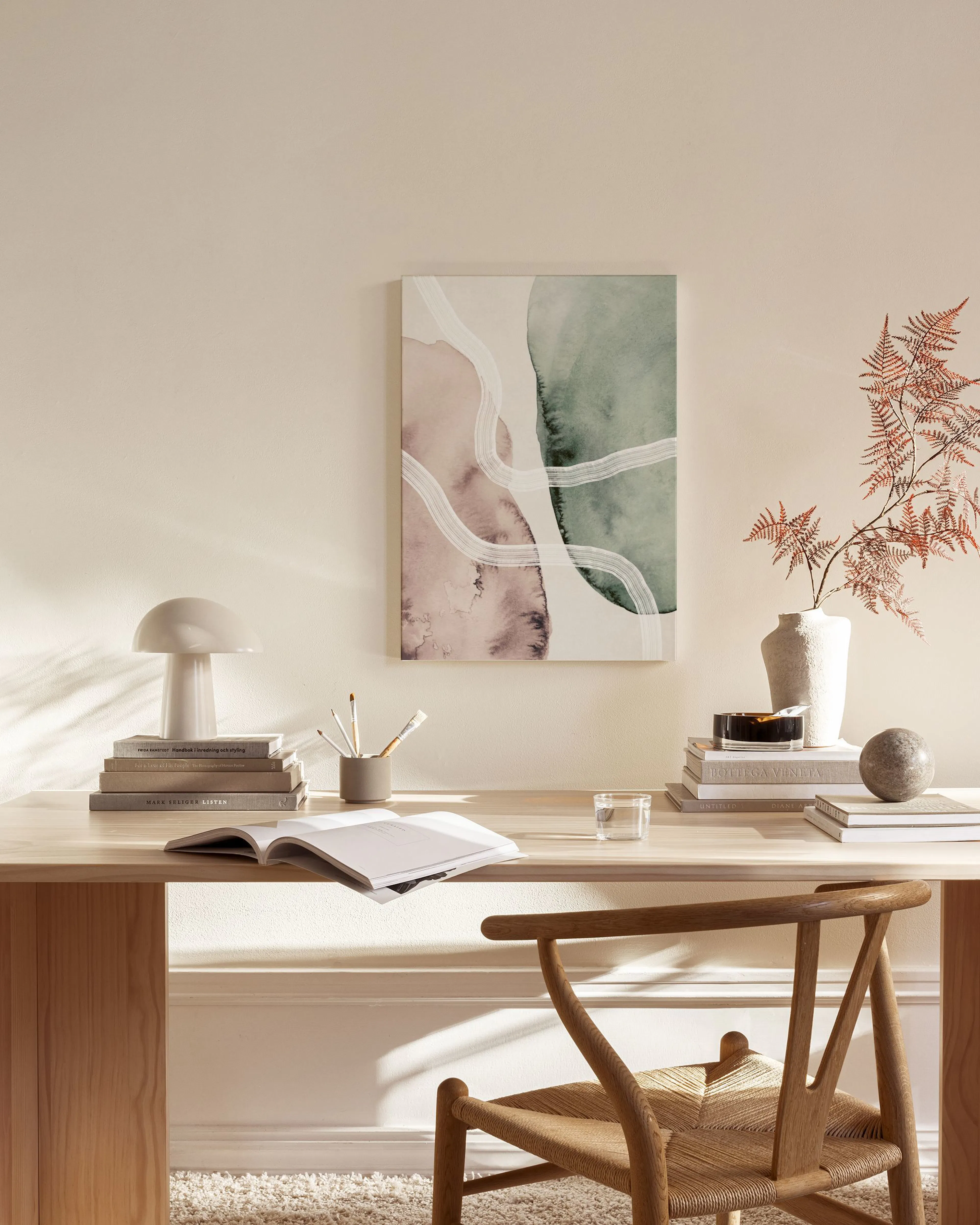 Leinwandbild mit abstrakten Formen in Pastellrosa und Grün, weißen geschwungenen Linien, hängend über einem Sideboard in einem W