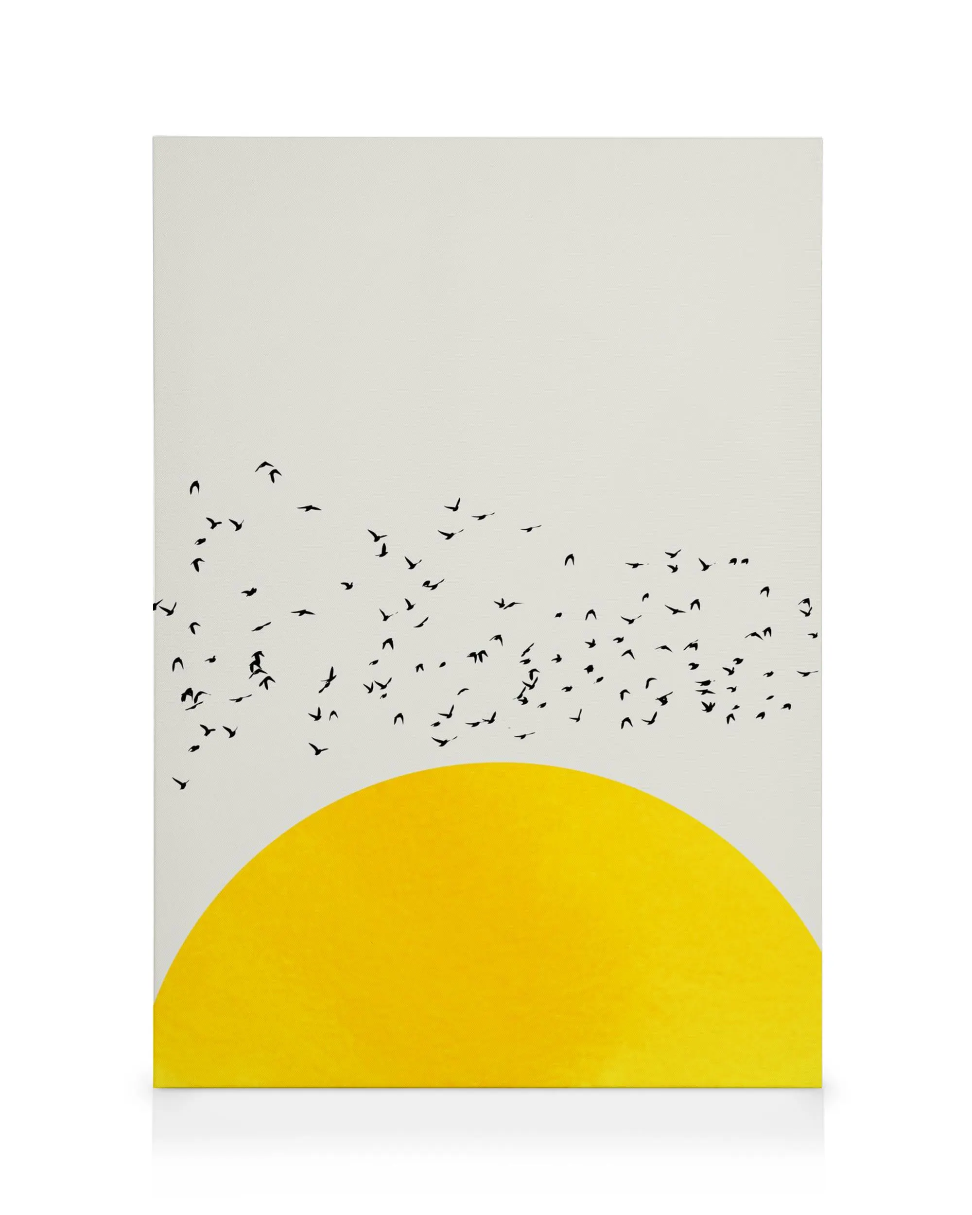 Abstract canvas met zwarte vogelsilhouetten die over een gouden zon vliegen op een witte en gele achtergrond.