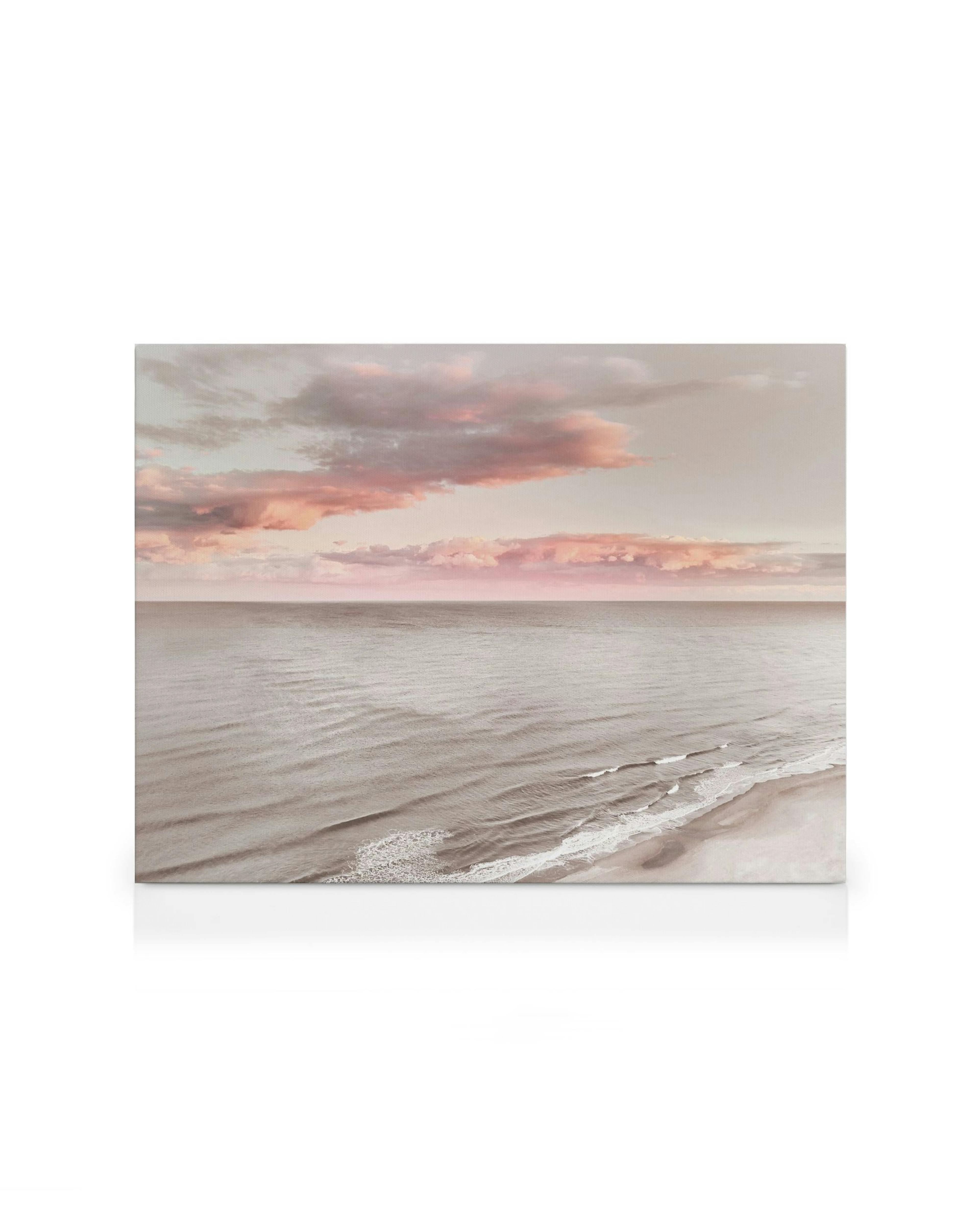 Lienzo de playa con cielo pastel, nubes rosas y olas suaves, arte sereno del atardecer o amanecer.