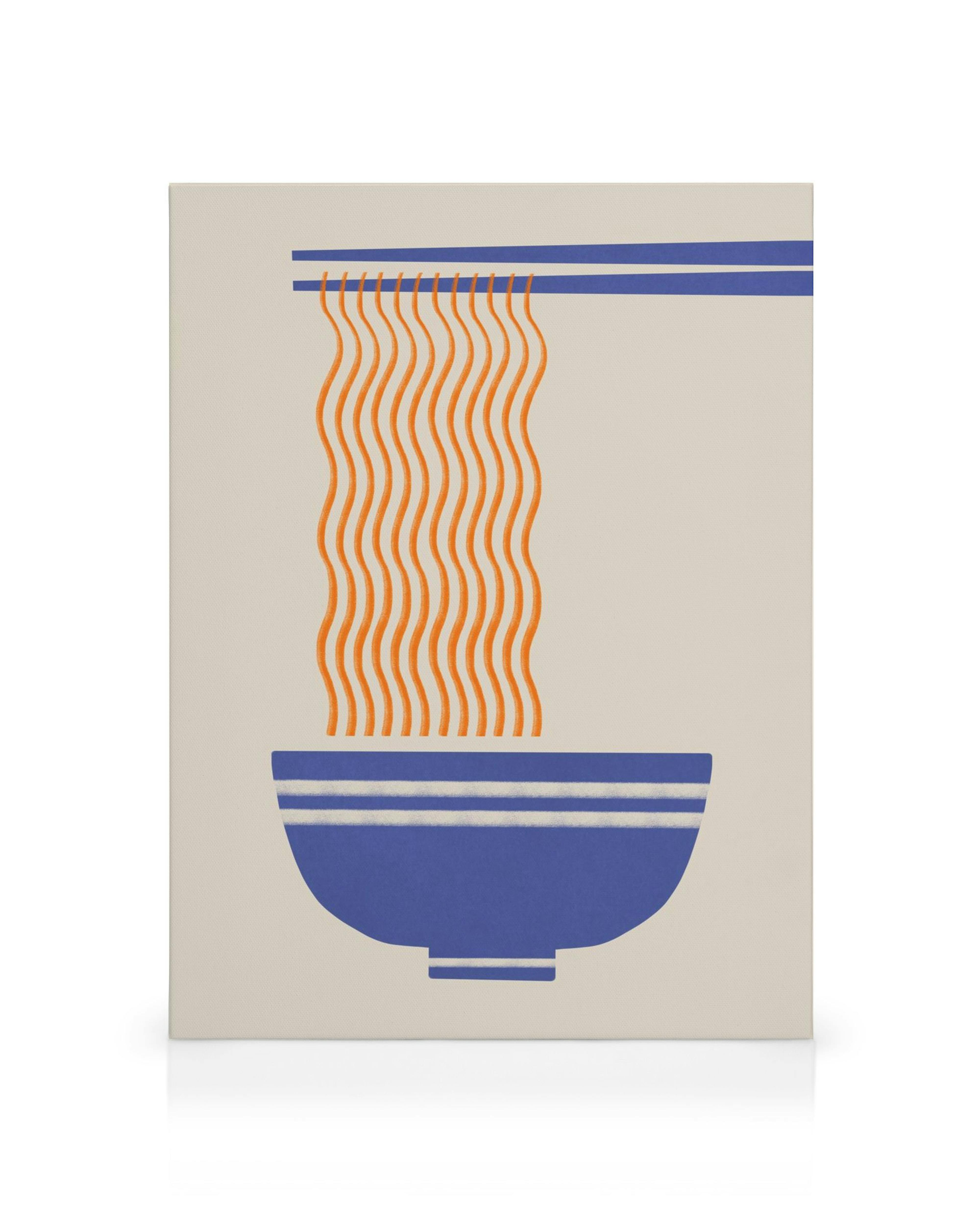 Leinwandbild mit stilisierten orangefarbenen Ramen-Nudeln, die von blauen Essstäbchen in eine blaue Schüssel fallen.