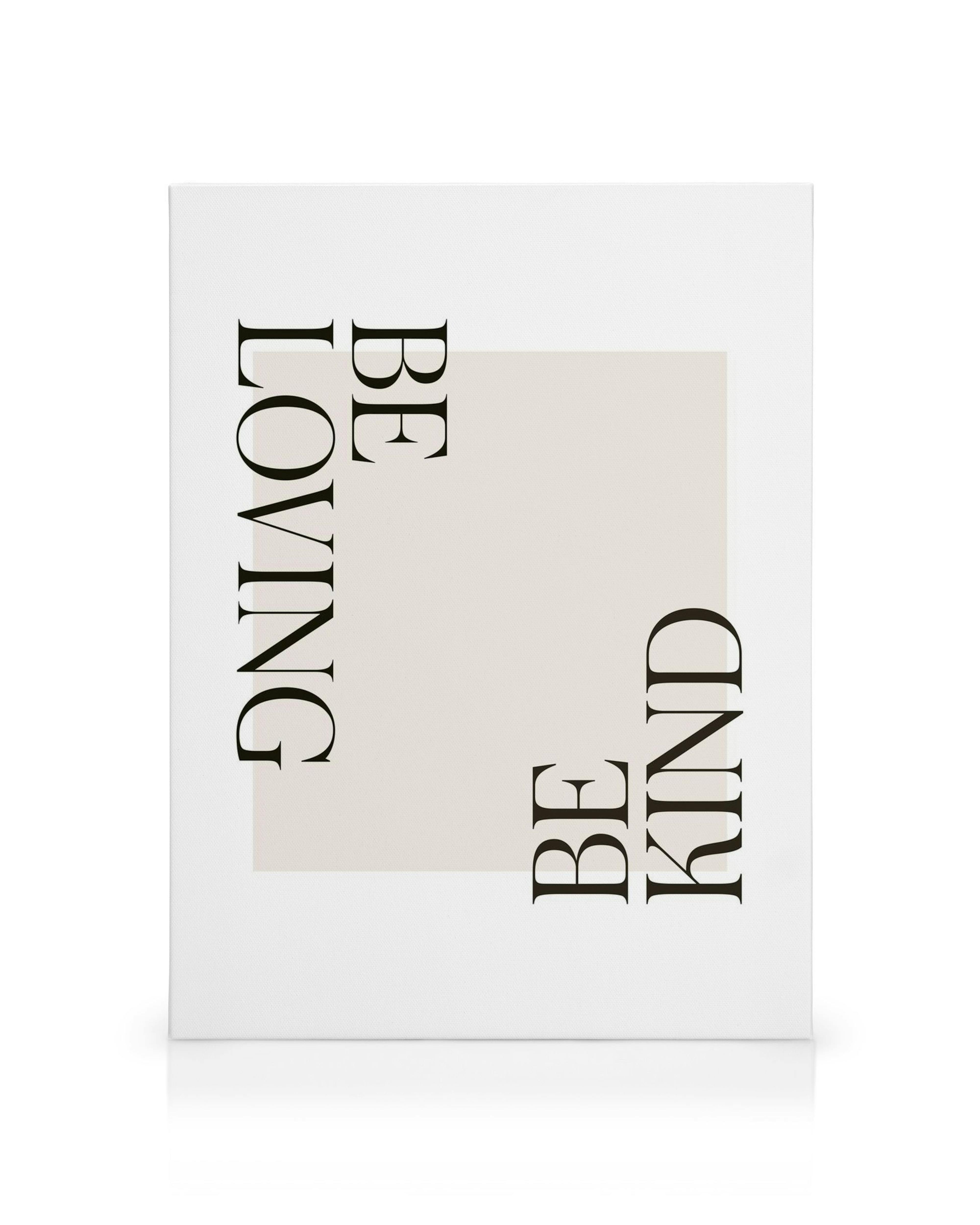 Obraz na plátne Be Loving s čiernym písmom na bielom pozadí s béžovým obdĺžnikom, moderné umenie.