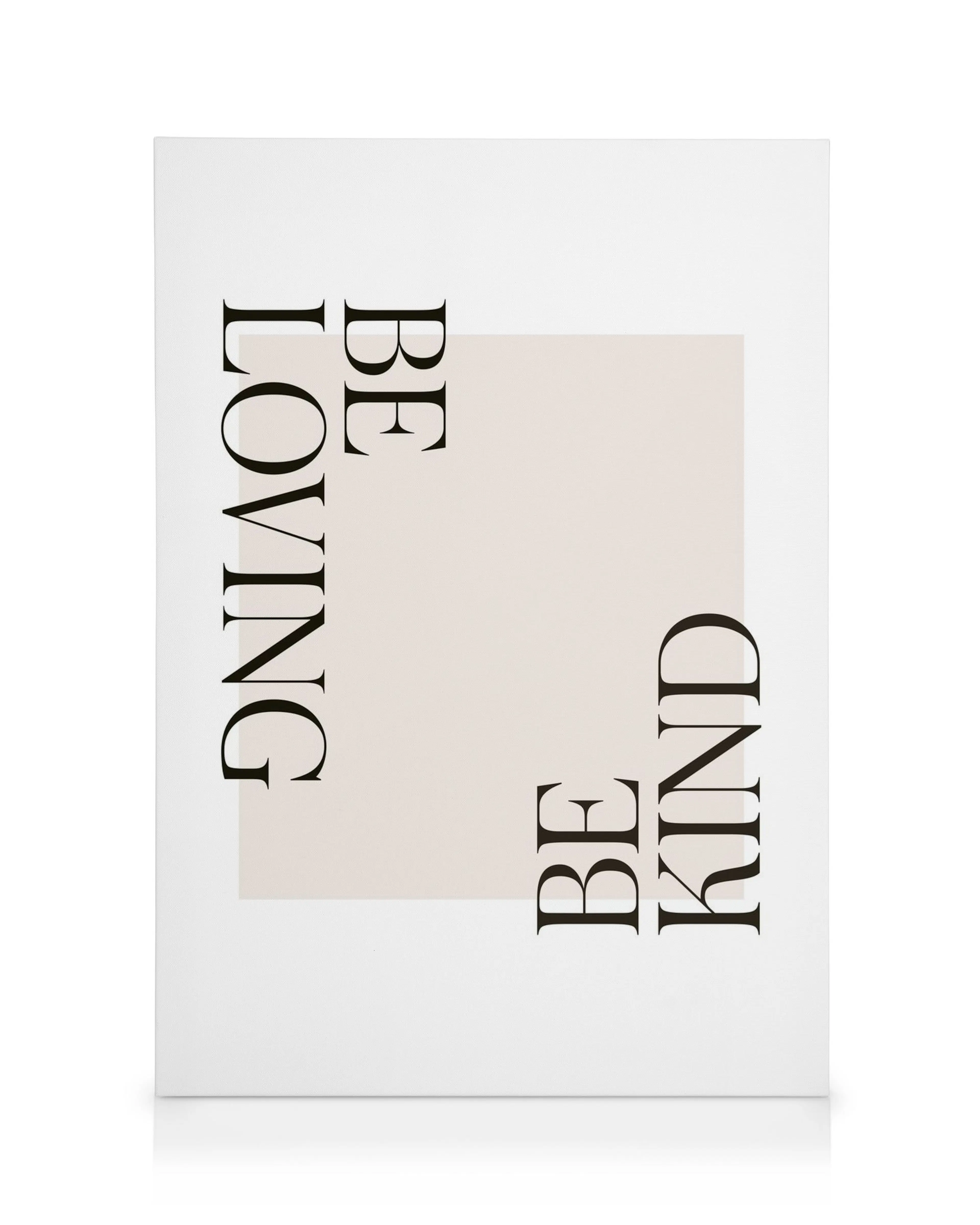 Minimalistisch canvas met Be Loving verticaal links en Be Kind verticaal rechts in zwart op witte en beige achtergrond.