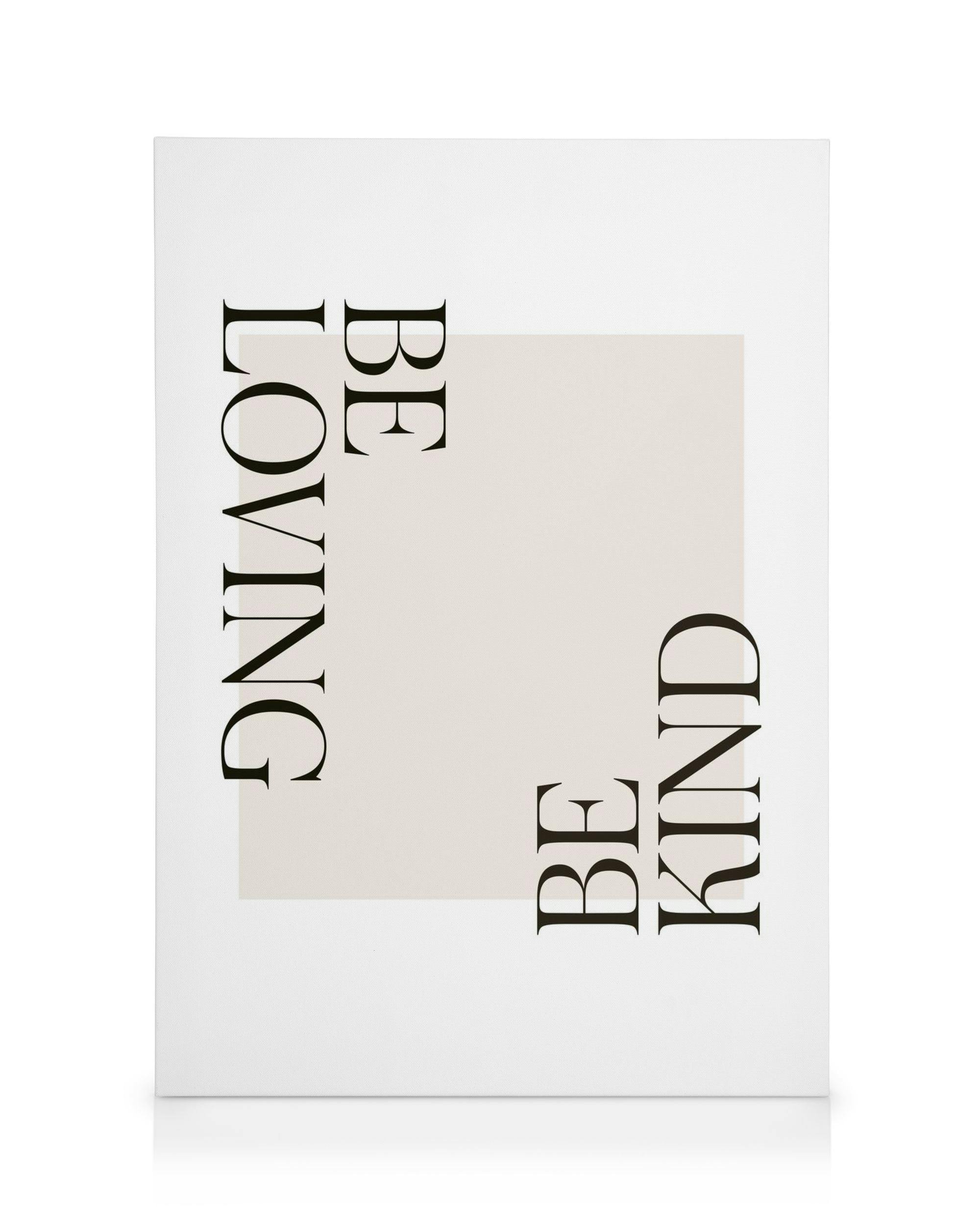 Minimalistisches Leinwandbild mit dem Text Be Loving Be Kind in Schwarz, weißer Hintergrund und beiges Rechteck.