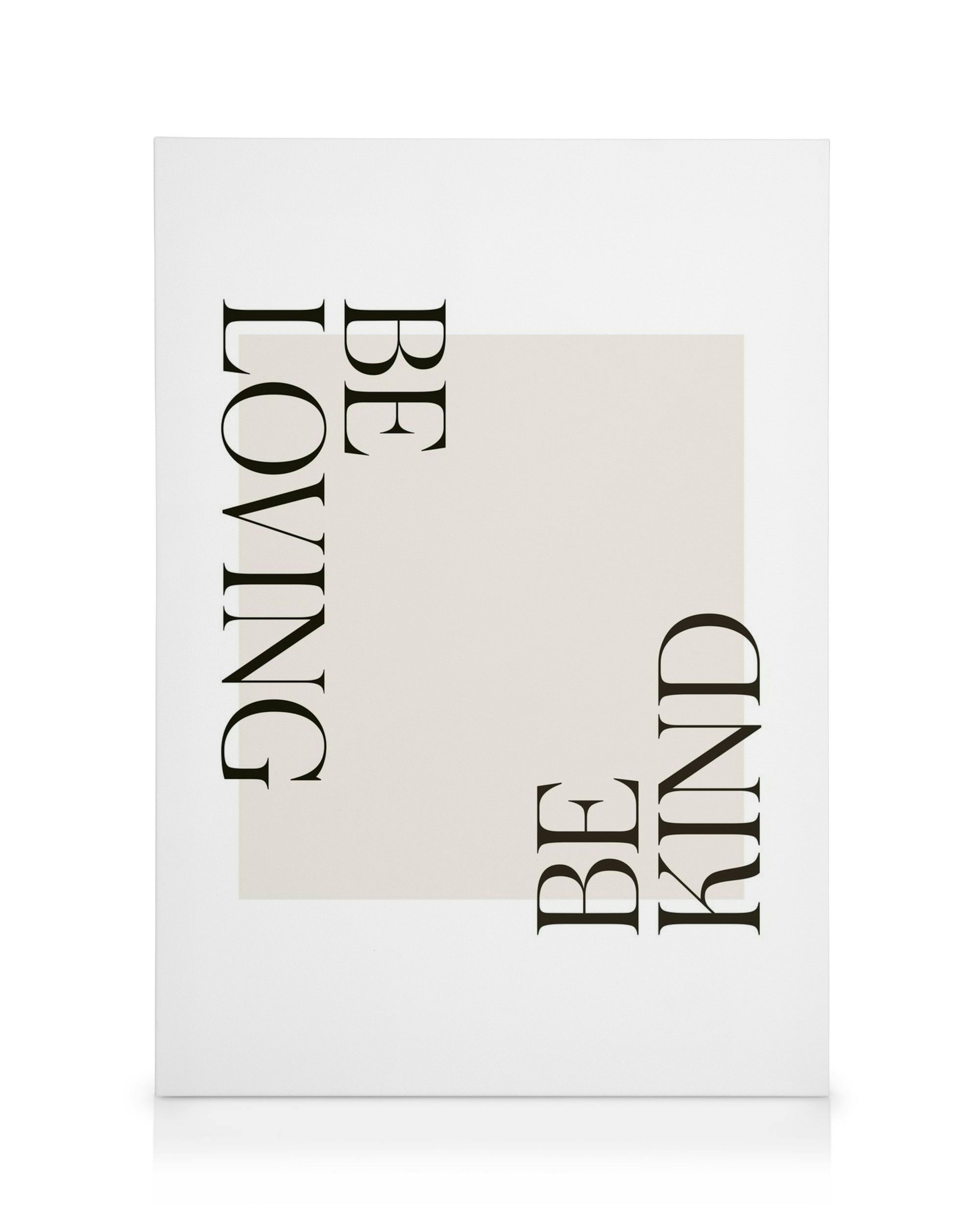 Minimalistisches Leinwandbild mit dem Text Be Loving Be Kind in Schwarz, weißer Hintergrund und beiges Rechteck.