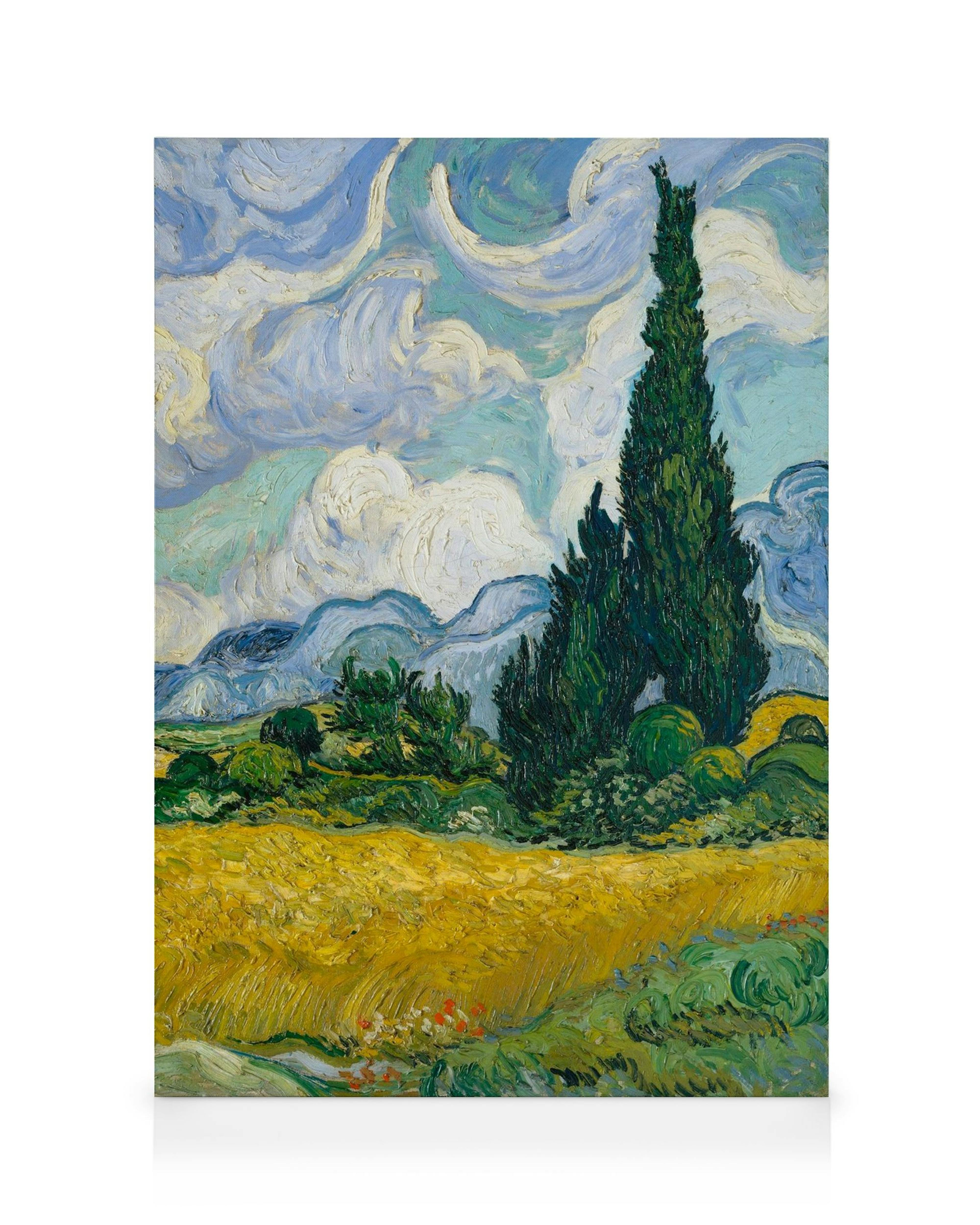 Toile champ de blé jaune, grand cyprès vert, montagnes bleues sous des nuages tourbillonnants bleus et blancs.