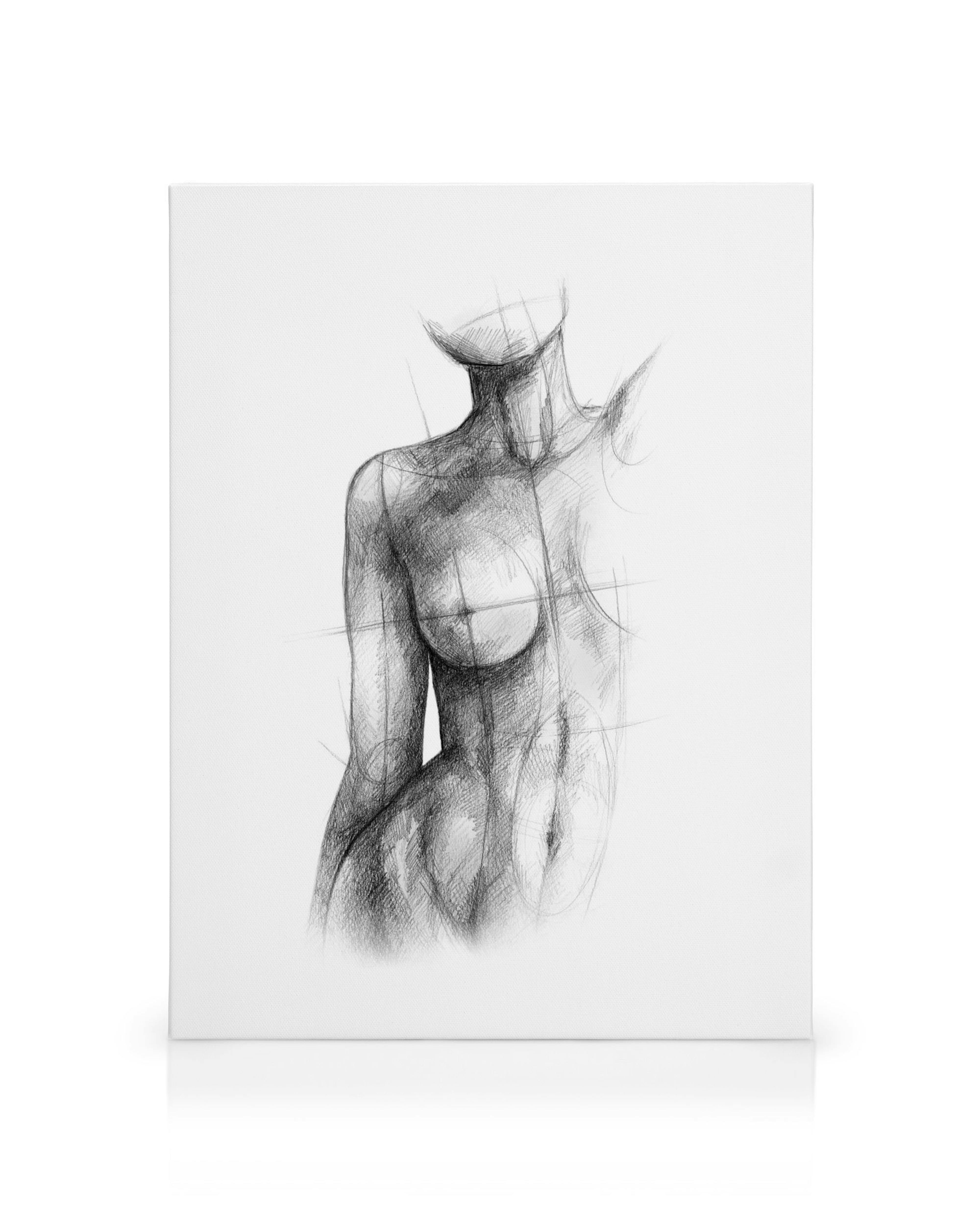 Boceto en lienzo blanco y negro del torso femenino con líneas entrecruzadas, destacando el pecho y el abdomen con movimiento.