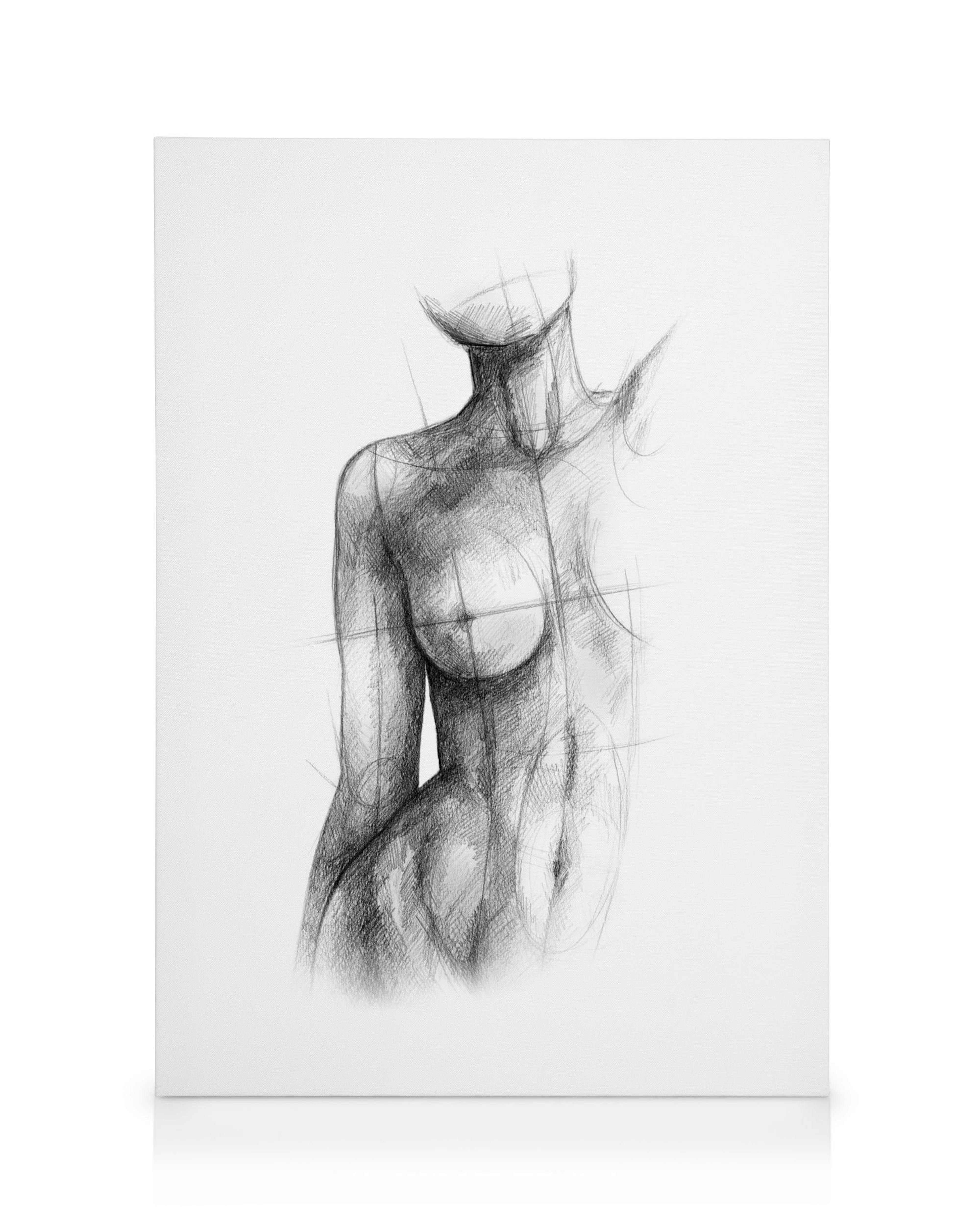 Boceto en lienzo blanco y negro del torso femenino con líneas entrecruzadas, destacando el pecho y el abdomen con movimiento.
