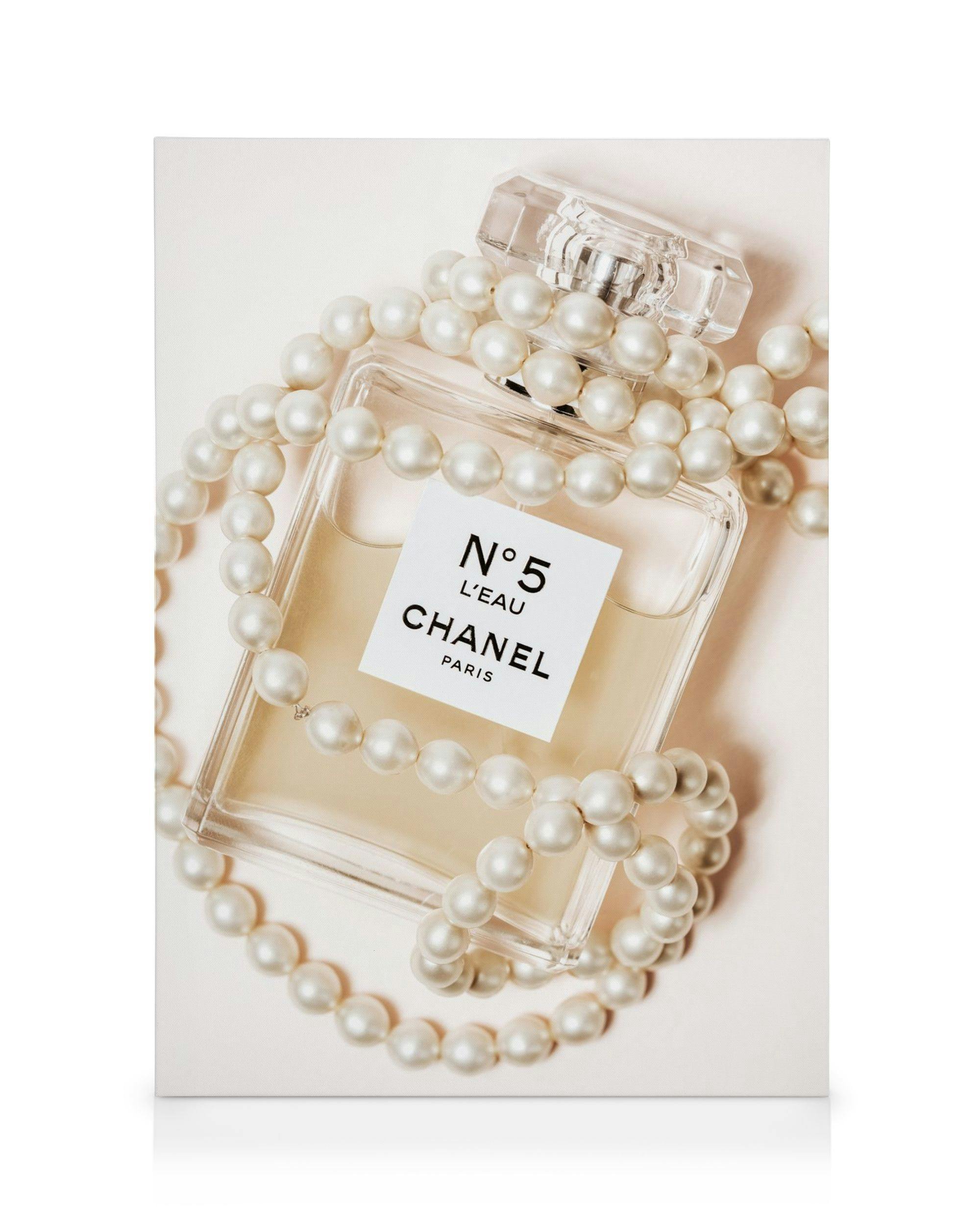 Canvas Schilderijen Chanel No5 In Pearls Canvas (30x40 cm - Fotolijst Zwart)
