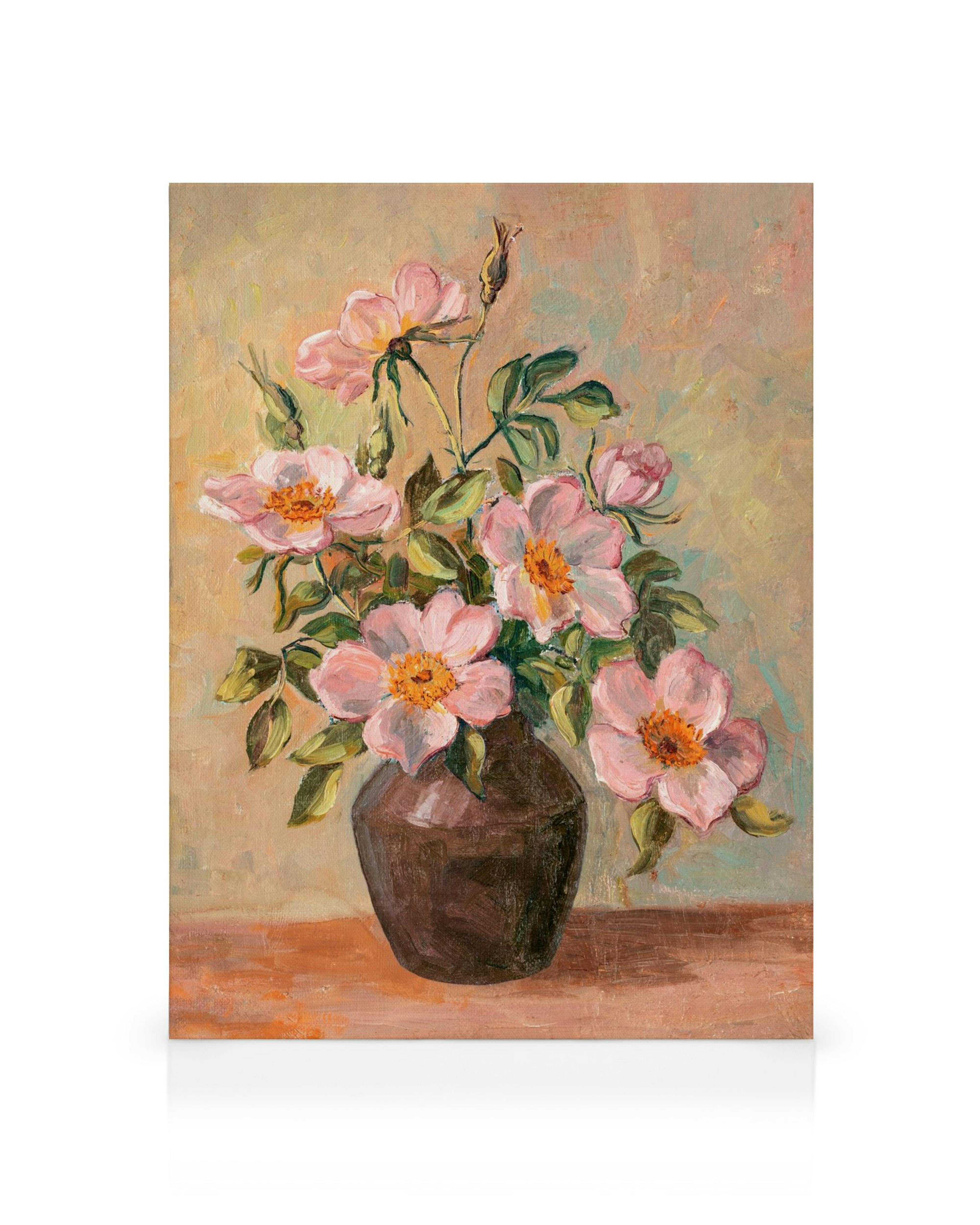 Obraz na płótnie z malowanymi kwiatami polnymi w wazonie, różowe płatki, zielone liście, brązowy wazon na beżowym tle.