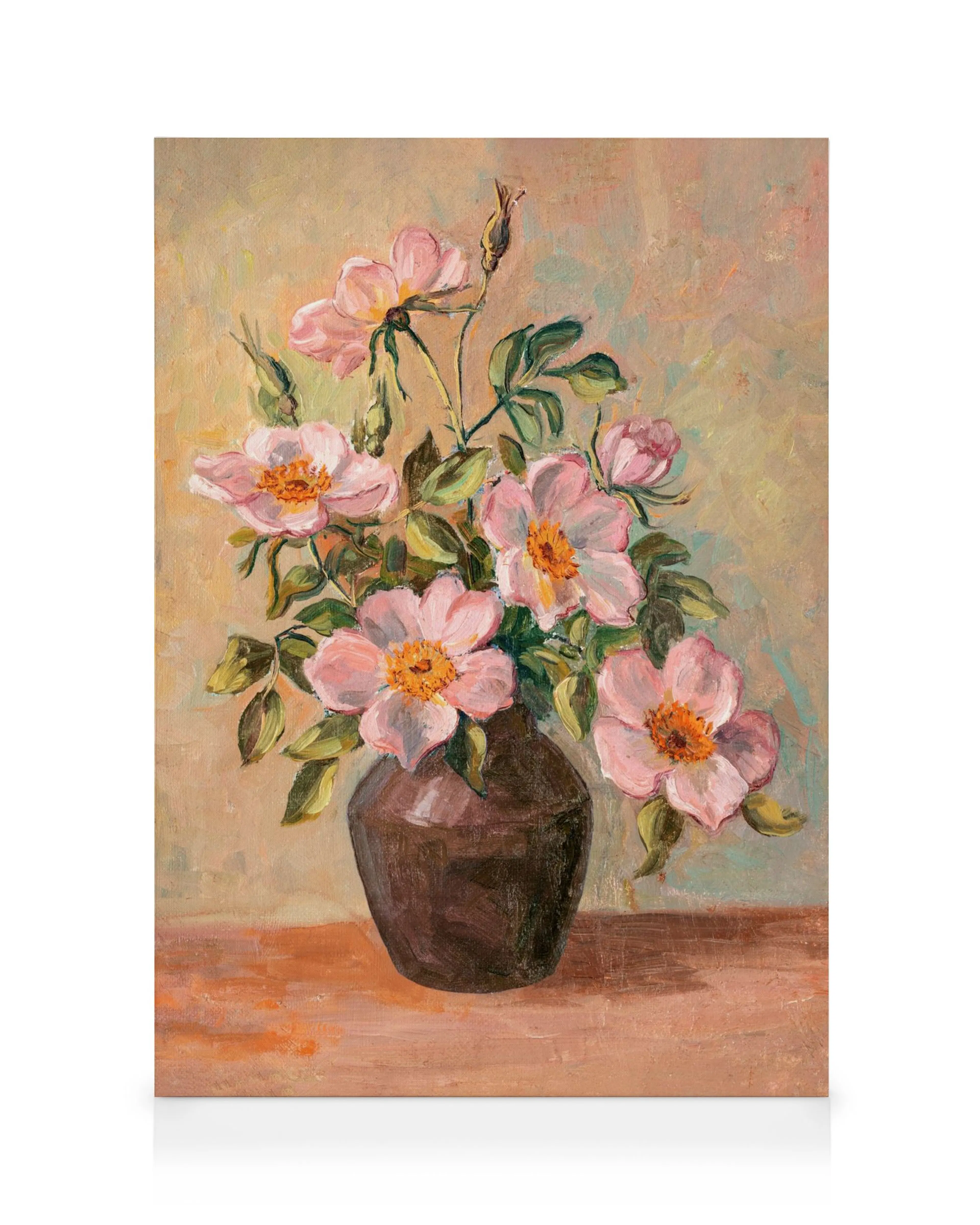Pintura de flores silvestres rosas en un jarrón marrón, con hojas verdes sobre fondo beige. Arte floral decorativo.